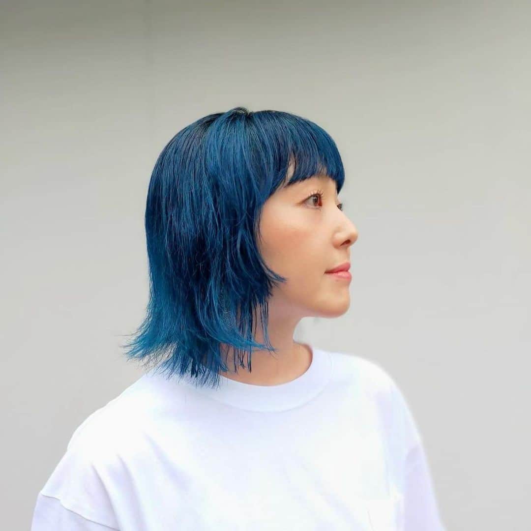 岩崎愛のインスタグラム：「今までで一番青い🟦 嬉しいな。 . #五七五  #髪切りました」