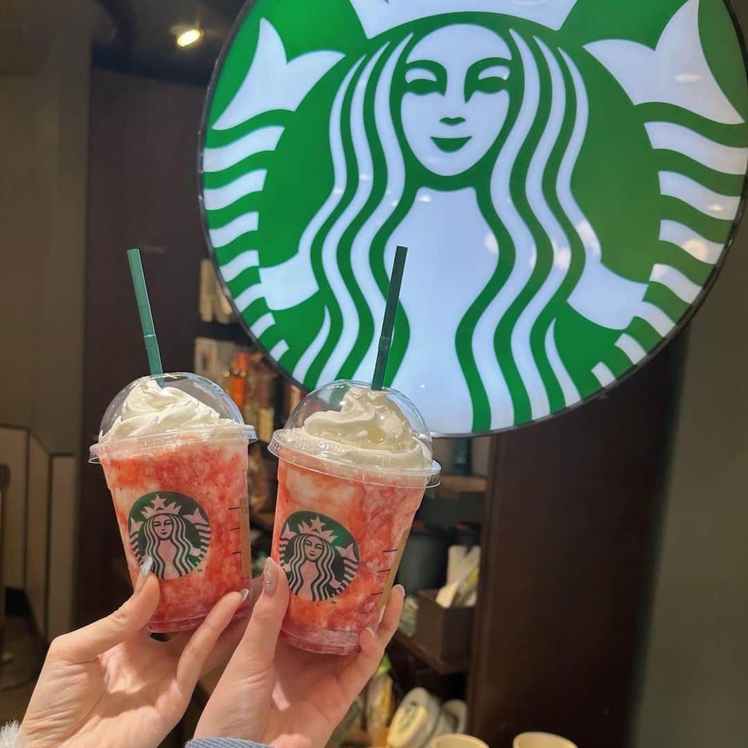 白井真緒のインスタグラム：「🍓  たまーにフラペチーノ飲みたくなる... 今期のレモンはまだ飲んでないんだな🍋 #starbacks #スタバ #スタバ部」