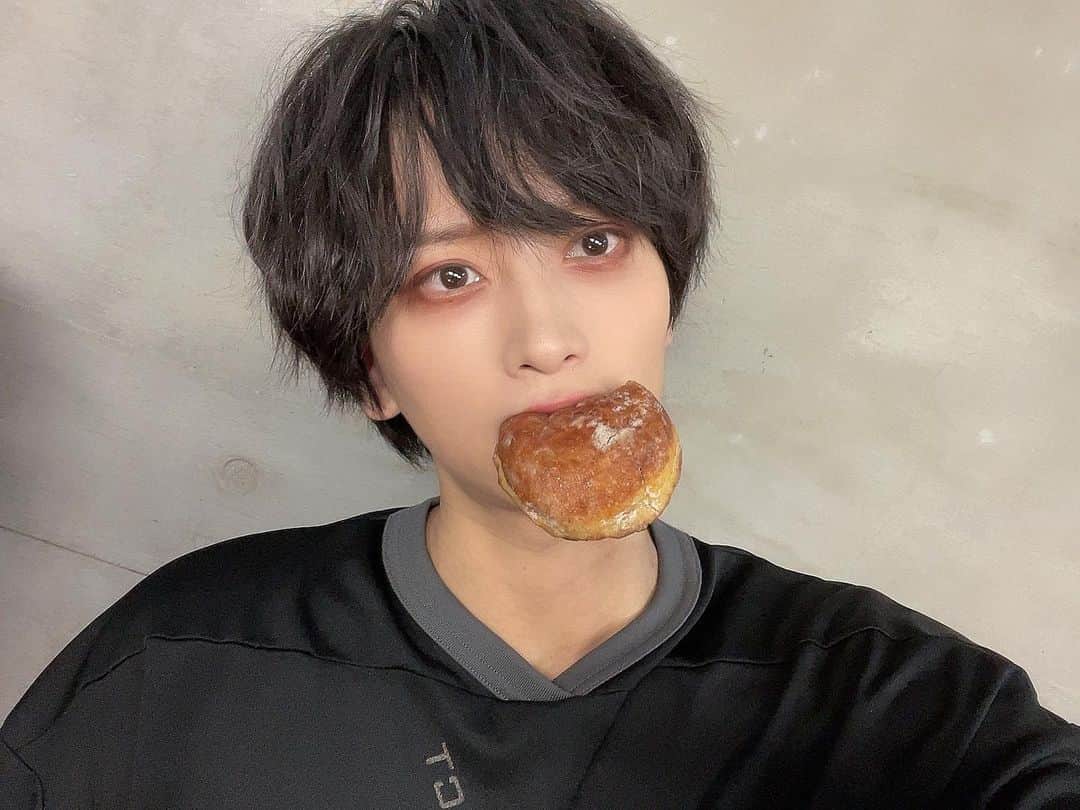 荒牧慶彦のインスタグラム：「#ドナミュ #アイムドーナツ  もぐもぐ。」