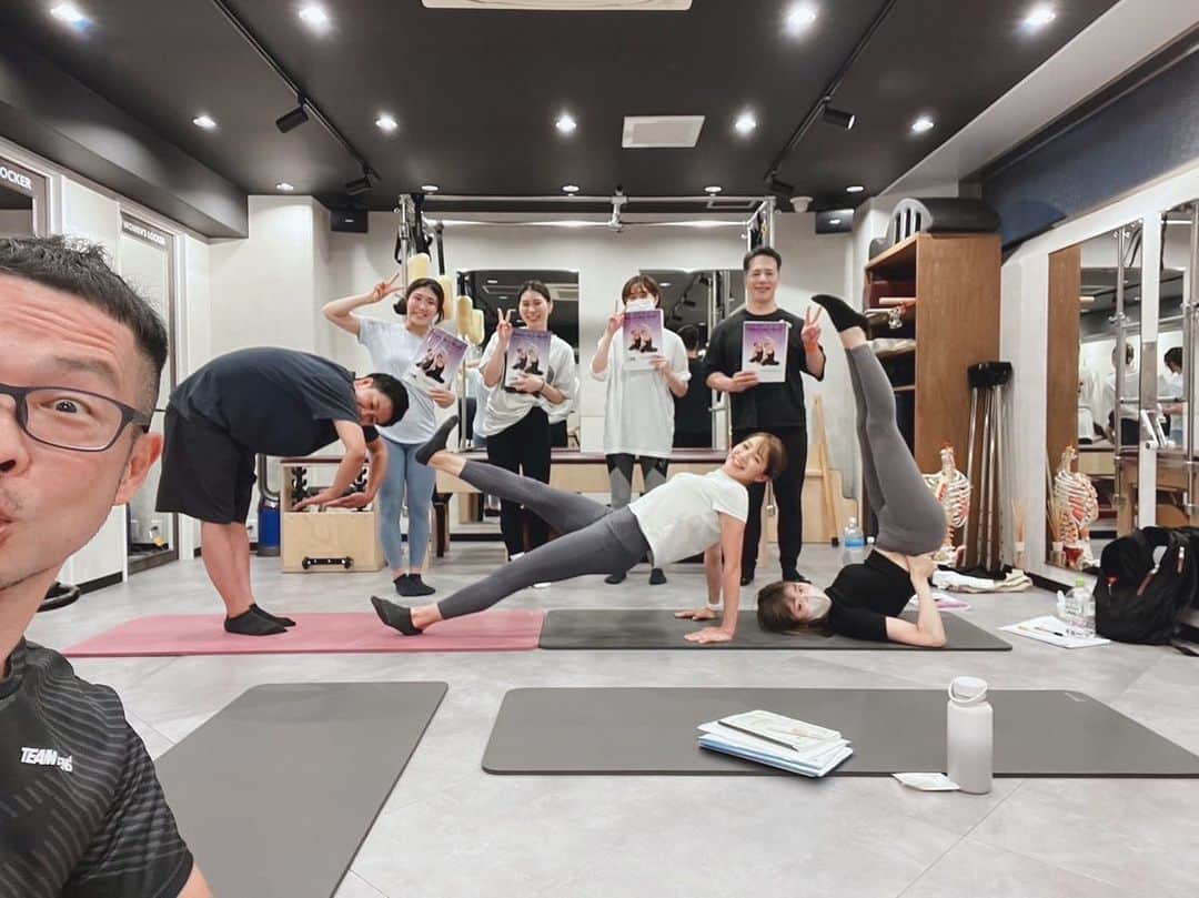 鈴木莉紗のインスタグラム：「#phiピラティス マットⅠ&Ⅱの再受講、4日間フルで参加しました✨ 講師は岡本さん @pakepuripugs   初学だとつまずきやすいポイント、今までモヤモヤしていた疑問点をわかりやすく教えてくださいました。 鍼灸師さんならではの知識も✨  4日目は、実際の試験を想定したデモンストレーションをやったのですが 個人的にはこれがとても良いと思いました。  試験当日は頭の中が真っ白になった記憶があり、事前に疑似体験しておくと 落ち着いて試験に臨めるのではないでしょうか。  養成に行くたび、ステキな出逢いに恵まれるのが本当に嬉しいです☺️  これからもよろしくお願いいたします💕 #phipilates #phiピラティスインストラクター #ピラティス #ピラティスインストラクター」