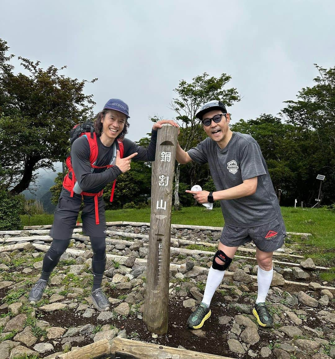 庄司智春のインスタグラム：「東野さんと登山 鍋割山、頂きました！ 結構ハードでしたが 良いトレーニングになりました！ 今年も東野登山始動します。  写真は山頂に人が居なかった為 ワンショットづつの撮影から合成 #東野登山隊」