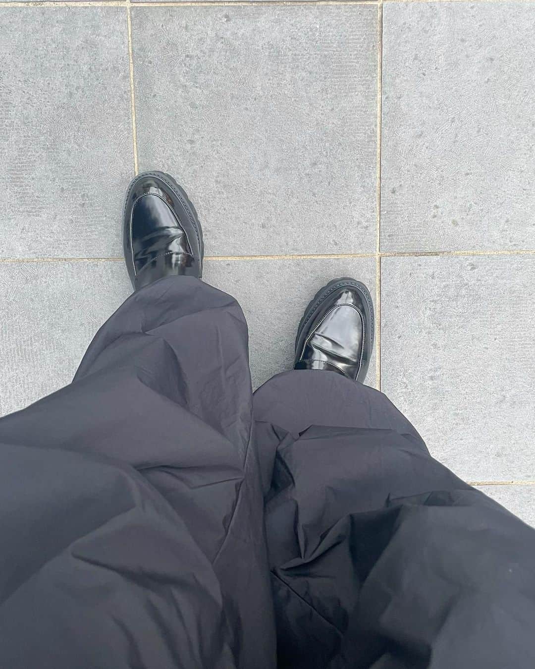 のインスタグラム：「. ずっと欲しくてやっと買えたローファー👞 ⁡ ⁡ たくさん履こ〜っと🌞 ⁡ ⁡ ⁡ ⁡ ⁡ ⁡ ⁡ ⁡ ⁡ ⁡ #ローファー #ローファー女子 #足元コーデ #beautyandyouth」