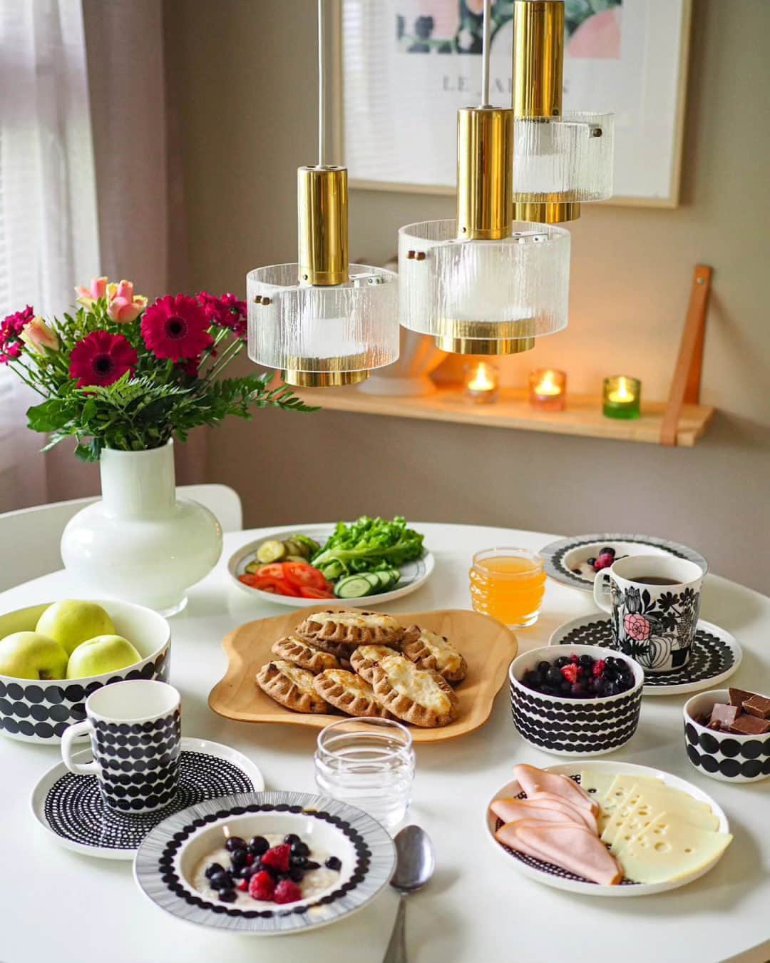 マリメッコのインスタグラム：「It’s the time of the day again when we drool over the culinary prowess and tablescaping eye of our talented community. 😍  For more idyllic inspiration, explore our home collection at marimekko.com. Link in bio. #marimekko #marimekkohome」