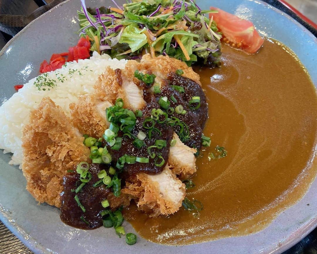 亜実さんのインスタグラム写真 - (亜実Instagram)「🤤🍖🤤🍖🤤🍖 . 🇯🇵1泊2日の宮城県で食べたお料理のまとめ💓何回食べても飽きがこない、美味しいものばかりで幸せ😍 🇹🇼在2天1夜的宮城縣旅行中我們吃的美食💓吃了幾次完全不會膩，每一道菜都真的非常好吃，真幸福😍  ①-②🍨 @narukorin  📮宮城県大崎市鳴子温泉要害38 ③-④🐂 #牛たん仙台牛伊勢屋  📮宮城県仙台市青葉区中央1-1-1 仙台駅3F ⑤🌰 #栗だんご  📮宮城県大崎市鳴子温泉鷲ノ巣87-2 ⑥🫛 #ずんだシェイク @kashosanzen  📮宮城県仙台市青葉区中央1-1-1 仙台駅3F ⑦-⑨🍜 @ala_datena_michinoeki  ⑩🍫 @royce_jp  📮宮城県大崎市岩出山池月下宮道下4-1  #鳴子温泉 #鳴子峡 #宮城観光 #国内旅行 #日本旅行 #家族旅行 #東北旅行 #宮城グルメ #東北グルメ #牛タン #仙台牛 #ずんだ茶寮 #あら伊達な道の駅 #ロイズ #なるこりんの野菜ジェラート   🇯🇵宮城県(Mi ya gi ke n) 🇹🇼宮城縣(ㄍㄨㄥ ㄔㄥˊㄒㄧㄢˋ)(gong1 cheng2 xian4)」7月5日 21時01分 - amimi_taiwan