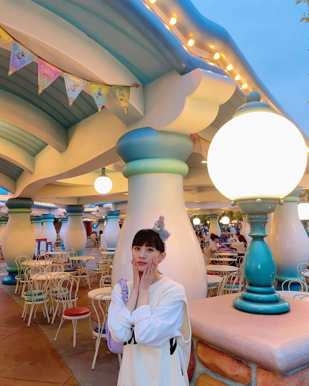 山木コハルのインスタグラム：「ディズニーでのご機嫌な私です🧚‍♀️  愛と平和を感じました  #ディズニーランド  #山木の私服」