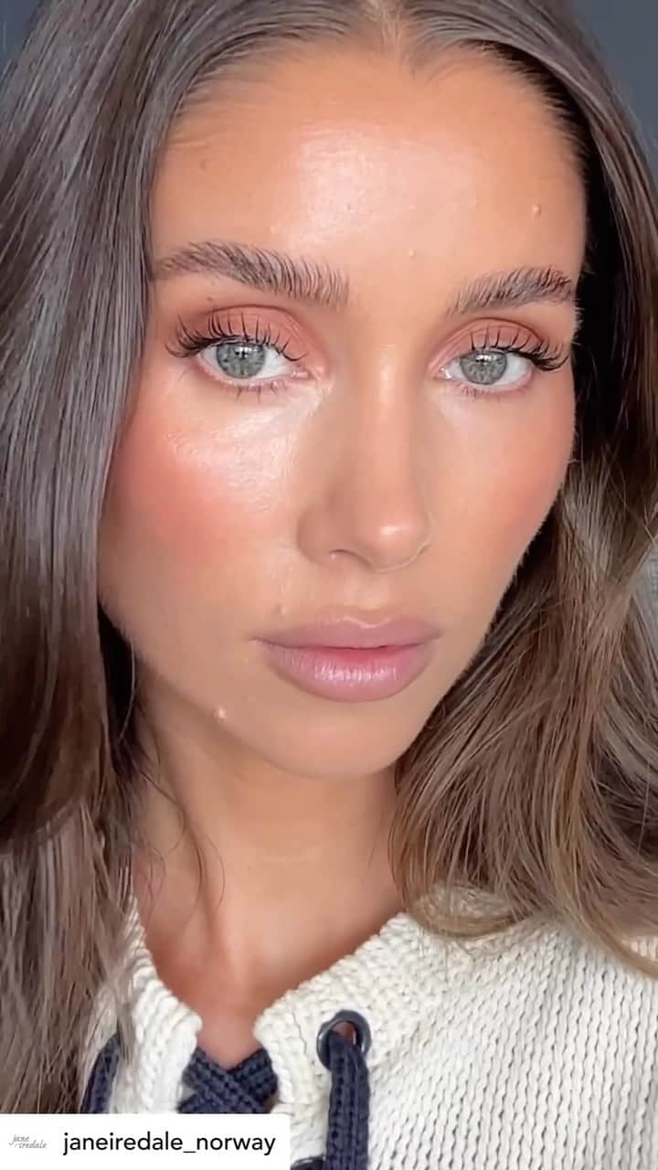 ジェーン・アイルデールのインスタグラム：「Repost @janeiredale_norway   Jane Iredale アメリカ製の最高品質のミネラル、可能な限りオーガニック素材を使用した、高機能でクルエルティフリーのスキンケアメイクアップ  メイクアップアイテムをご紹介！💄 Glow Time Pro™ BB Cream GT7 PureBronze Matte Bronzer Medium PurePressed Blush Mocha PureBronze Shimmer Bronzer Copper Hydration Spray  ▼詳細はプロフィール欄のURLから @janeiredale_japan  ＝＝＝＝＝＝＝＝＝＝＝＝＝＝ #janeiredale  #ジェーンアイルデール #クリーンビューティ #スキンケアメイクアップ #ミネラルコスメ #オーガニックコスメ #ナチュラルコスメ #メイクアップアーティスト #デパコス #ナチュラルメイク #メイクアップ #ミネラルメイク #限定キット #日焼け止め#MRiBeauty #紫外線防止 #夏新作 #コスメ紹介 #メイク #makeup #ZOZOCOSME #ゾゾコスメ #コスメ #COSME #コスメ好きさんと繋がりたい #メイクアップ #ZOZOTOWN #ゾゾタウン」