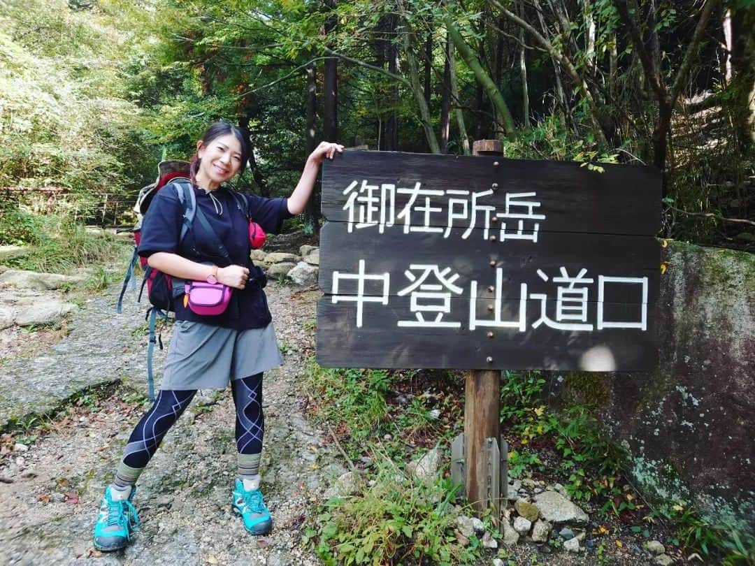 服部ひで子のインスタグラム：「吉本新喜劇座員総選挙👑開催中‼️  【 7/５(水)８日目 】  いつも投票してくださる皆様、ありがとうございます！！！ 引き続き、お力添えお願いいたします(≧ω≦。)‼️⤴️  一歩一歩、着々と上に登っていく山登りのように、一票一票、着々とランクイン目指して頑張ります(* ´ ▽ ` *)ﾉ  皆様が投じてくださる「票と言う名の靴」を履いて、私は登って行きます！笑  ━━━━━━━━━━━━━━━━━━━━━━━ 🍀吉本座員総選挙2023🍀  ◆10/8(日)「吉本新喜劇まつり」の出演者を決める総選挙。  ◆上位２５名 ＋ 世代別じゃんけんの勝者５名。  ◆投票期間【6/28～8/13】  ◆１日１回投票可能。(座員３名を選出) ━━━━━━━━━━━━━━━━━━━━━━━ 投票ページ(吉本新喜劇座員総選挙ホームページ)へのアクセスは、ストーリーズにリンク貼っております💡  【 投票の方法 】 1️⃣よしもとチケットサイト   FANY IDへ登録(無料)。  2️⃣吉本新喜劇座員総選挙HPへアクセス   １日１回、座員３名を選んで投票。  #吉本新喜劇 #服部ひで子  #吉本新喜劇座員総選挙 #三重県 #御在所岳 #山登り #山ガール #中登山道」