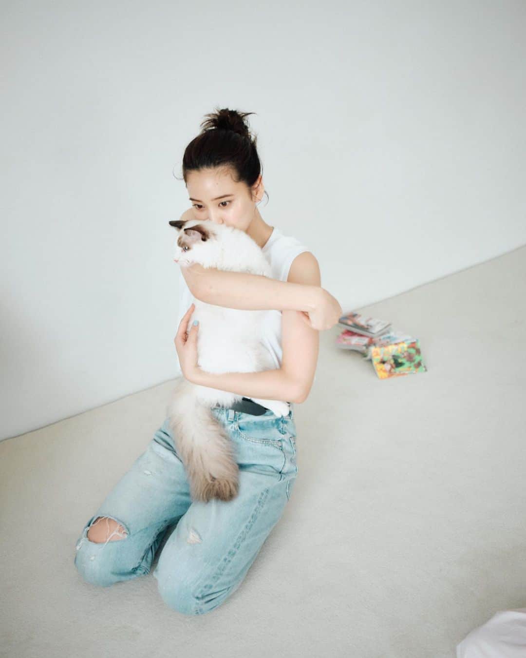 山崎紘菜のインスタグラム：「❤️ @classy_mag_insta  発売中の8月号では なんとなんと私の息子🐈が 誌面デビューしていますので ぜひぜひチェックしてみてください🥹 沢山アザーをもらったので 一部をここに公開させていただきます。 だめだぁ…可愛すぎてしぬぅ……🥺🥹❤️❤️❤️❤️ #少し前脚よごれてるのはスタジオ冒険してたから #エピソードもかわいい #モデル猫になった #お兄ちゃん🐈‍⬛はお外嫌いだからお留守番 #3人で撮りたかったなぁ」