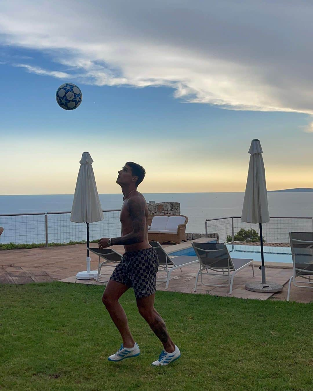 エリク・ラメラのインスタグラム：「Un poquito de ⚽️  @benji_granero ya estoy listo para el peaky voley 😮‍💨💪」