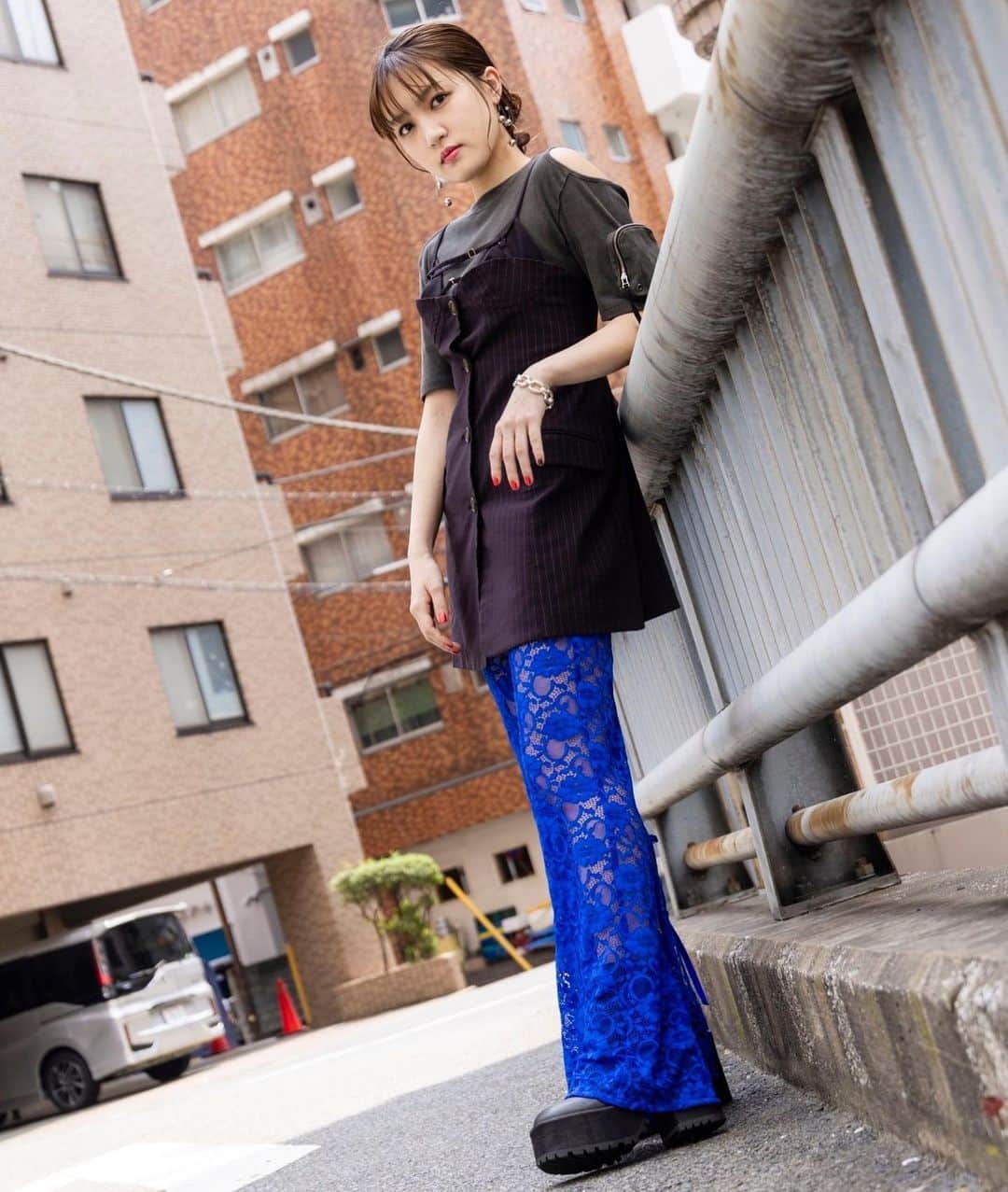 JUNNAのインスタグラム：「SPICEさん、インタビュー写真のアザーカット📷  素敵なカットばかりでした🫶🏻  衣装もDearをイメージしてブルーでかっこよく💙  Outfit: MAISON SPECIAL WOMAN @maisonspecial_women  Photo by 福岡諒祠」