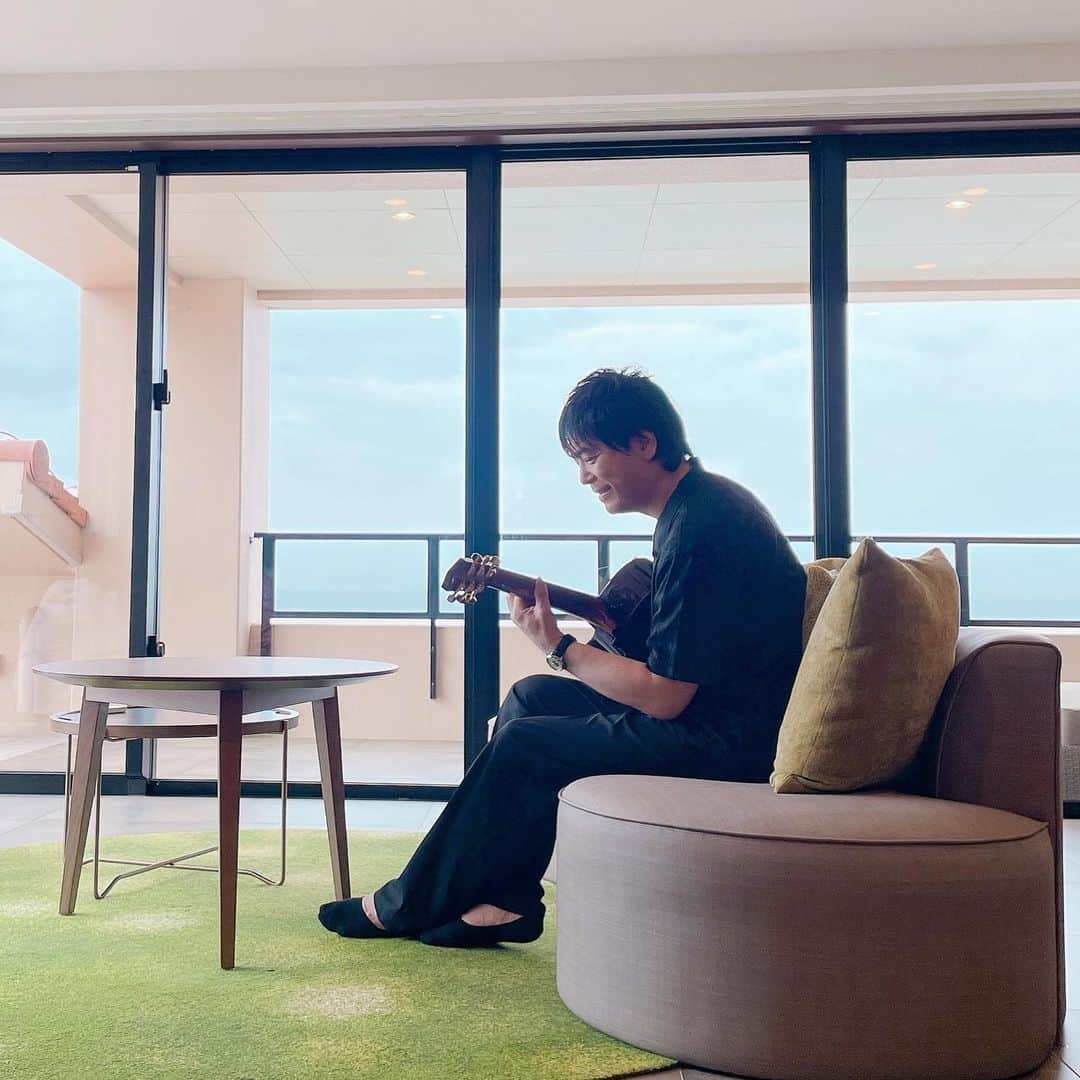 フジテレビ「空旅をあなたへ」さんのインスタグラム写真 - (フジテレビ「空旅をあなたへ」Instagram)「今週木曜日23:34〜の「空旅をあなたへ」は、 アコースティックギタリスト、  押尾コータローが巡る、沖縄✈️  那覇空港から、車でおよそ1時間の恩納村は、 天然の白砂ビーチが魅力のリゾート地🏝️✨  今回は、海辺に佇むホテル「アクアセンス ホテル ＆ リゾート」で極上滞在！🤭✨  全室オーシャンビューの絶景リゾートです🙈 スイートルームのバルコニーには、 なんとプライベートプールが！🏊 ここは心地よい風が吹き抜け、非日常の時が流れます🥹💚 押尾さんもあまりの美しさにびっくり🥹  旅と音楽のマリアージュ。 心が癒やされる沖縄の空旅が始まります☺️‼️  #押尾コータロー さん #沖縄  #恩納村  #アクアセンスホテルアンドリゾート リゾート #空旅をあなたへ #soratabi #撮影 #撮影オフショット」7月5日 20時58分 - soratabi_fuji
