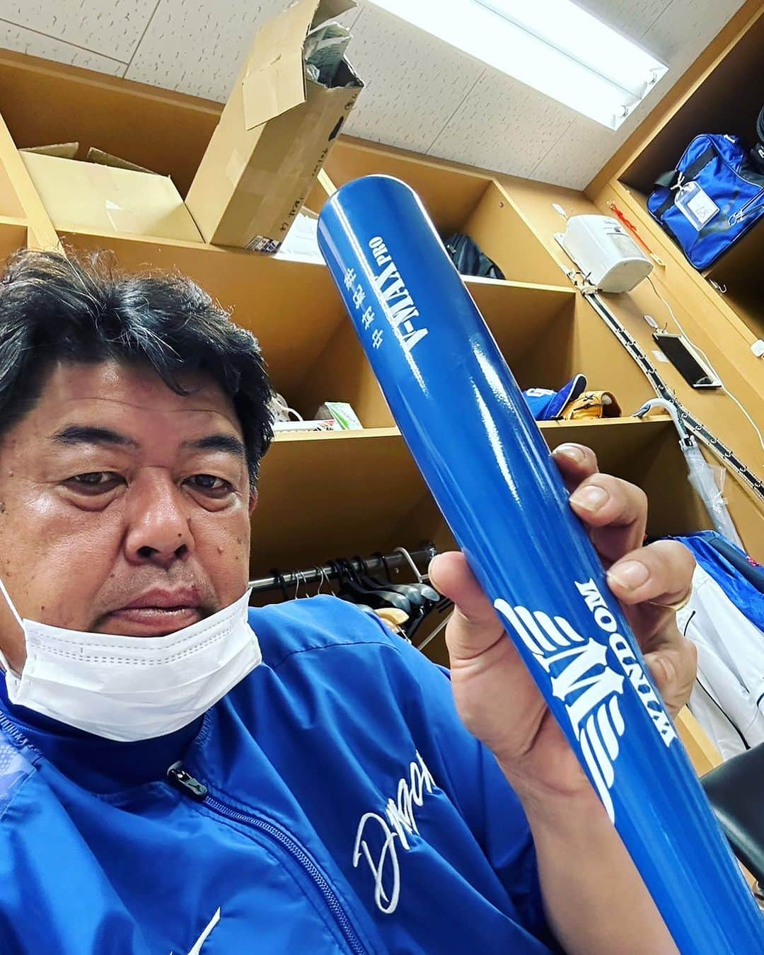 中村紀洋のインスタグラム：「. WINDAMさんからドラゴンズカラーのノックバットを頂きました⚾️  普通のノックバットよりも長い　特注モデル . 試合で使っていたバットも 人より長い物でした。  長くする理由は　遠心力を使いたいからでした。 何年も研究に研究を重ねて出来上がったバットでした。  ミリ単位での拘りに対応して頂き、最高の形で届けてくださっていた職人さんには本当に お世話になりました。 . ありがとうございました。  #野球  #バット  #拘り  #研究  #汗と涙の結晶  #経験  #やった分はやった分結果になる  #ポリシー  #軌跡  #完成形  #俺の  #物語」