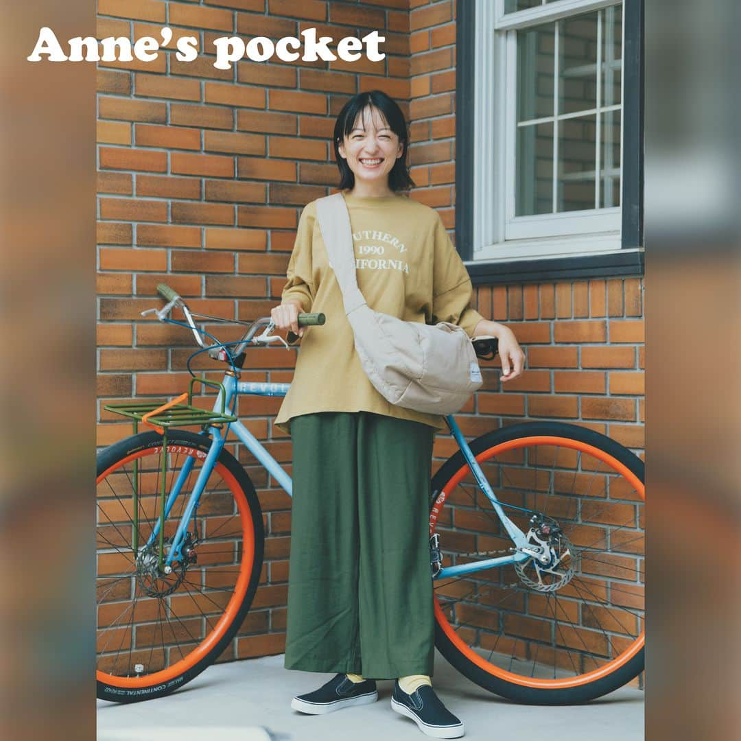 シャンブルオフィシャルさんのインスタグラム写真 - (シャンブルオフィシャルInstagram)「ロゴTをアクセントに。自転車でお出かけ🚲  しっかりした素材の６分袖ロゴTシャツ。 ゆったり、リラックスしたBIGシルエットで、 後ろはヒップが隠れる長め丈。 大人カジュアルな着こなしにおすすめのアイテムです。  ボトムは落ち感のあるレーヨン混素材の イージーワイドガウチョパンツ。 ウエストは総ゴムで楽な着心地です。 どんなトップスとも合わせやすく着回ししやすい１枚。  遠出する日は中綿の入ったショルダーバッグをチョイス。 サイズ調節が可能なので体にぴったりフィットさせたり、 ゆるく斜め掛けしたり、シーンに合わせて使えます○ ファスナーは広く開くので、収納力も抜群👍  チュニックＴシャツ 571-0761他　税込3,289円（本体2,990円） ガウチョパンツ 575-0326他　税込3,949円（本体3,590円） ショルダーバッグ 622-0551他　税込3,729円（本体3,390円）  シャンブルのオンラインストアは全国の店舗で受取り可 能✨ 店舗受取なら送料無料です😍  Model : 高山都さん（＠miyare38） Size　：M size  #シャンブル #chambre #シャンブル購入品 #annespocket #アンズポケット #シンプルコーデ #ナチュラル #大人ナチュラル #ナチュラルコーデ #カジュアル #カジュアルコーデ #シンプル #シンプルコーデ #ナチュラルカラー #ナチュラルファッション #夏コーデ #夏服 #tシャツ #ガウチョパンツ #アウトドア #ロゴt #ショルダーバッグ」7月5日 21時00分 - grchambre