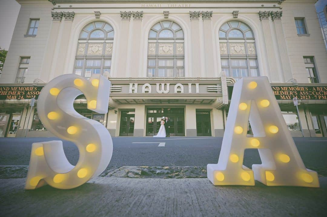 The Terrace By The Seaのインスタグラム：「@the_terrace_by_the_sea Hawaii Wedding情報はこちら𓂃𓈒𓏸  ---------  ノスタルジックなハワイの街並みで  ロマンチックなロケーションフォト𓈒𓏸  ビビットカラーで  おふたりらしいスパイスをプラスして𓍯  -------------------  = produce = モチーフ @motif_resort  = photo = Jason @jasoncabbab  --------------------  ハワイのザ・テラス バイ・ザ・シーにて 挙式を検討されていらっしゃる方におすすめ✯  《組数限定　FIRST SUMMER PLAN 第2弾 20万円 OFF！ 》  挙式に必要な基本挙式、ドレス＆タキシード、新婦様ヘ アメイク、アルバムがセットになったお得プラン、通常価 格¥667,000→¥467,000にてご案内中！  プロフィール欄のURLより、ウエディングの相談ご予約 が可能です。 小さい疑問や質問にもお答えいたしますので、お気軽に お問い合わせくださいませ🌺  ザ・テラス バイ・ザ・シーでは、健康と安全を最優先に 配慮し、安心してハワイでの時間を楽しんでいただいて おります𓆉  #テラスバイザシー #TheTerraceByTheSea #TAKAMIBRIDAL #タカミブライダル #MotifRESORT #テラス花嫁 #モチーフ花嫁 #リゾートウェディング #リゾート婚 #ハワイ挙式 #ダウンタウン  #ロケーションフォトウェディング」