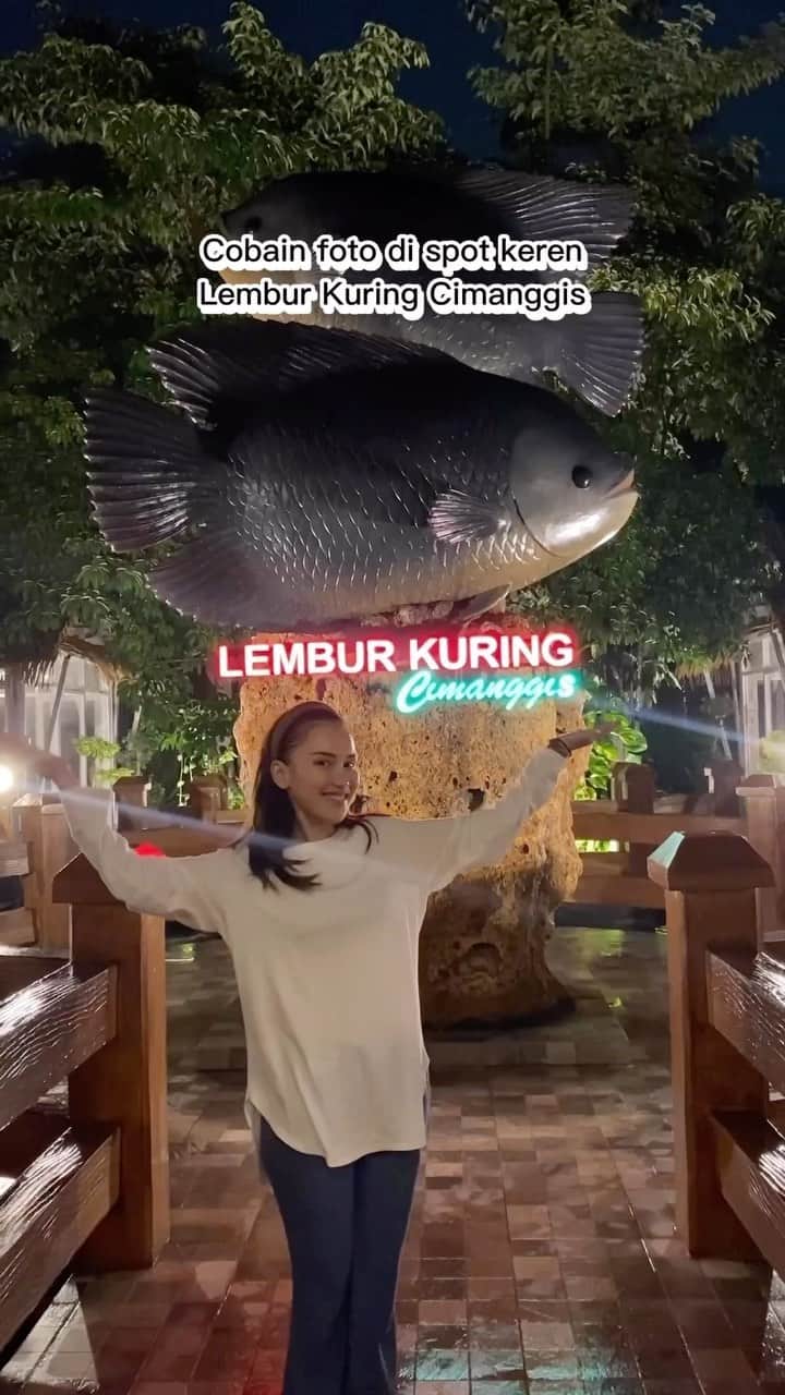 アユ・ティンティンのインスタグラム：「Dari birthday surprise sampai makan bareng keluarga, nagih banget makan di @lemburkuringcimanggis. Tempatnya asik buat ngumpul, banyak spot cantik untuk foto, dan pastinya makanannya cocok di lidah.  Yuk cobain sekarang!!  📍Lembur Kuring Cimanggis 📞0813 1988 8837」