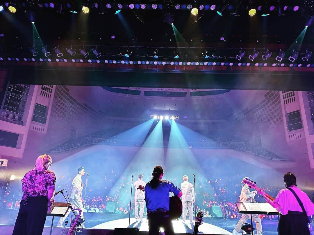 のインスタグラム：「💜❤🧡💚 本日の純烈は ｢純烈コンサート2023 なんてったってスーパー銭湯アイドル！｣ @埼玉・大宮ソニックシティ  お越しいただいた皆さま、バンドメンバーの皆さま、スタッフの皆さま！ ありがとうございました😊✨  ペンライトが綺麗✨ メンバーやバンドさんからはこんな風に見えているんですね！  さて！明日の21時からは 📺BS-TBS ｢昭和歌謡ベストテンDX｣  ■出演  #市川由紀乃 さん #小沢あきこ さん #藤井香愛 さん #純烈   ぜひ、ご覧ください！   #純烈  #なんてったってスーパー銭湯アイドル  #全国ツアー  #埼玉  #大宮   #昭和歌謡ベストテンdx   #酒井一圭  #白川裕二郎  #後上翔太  #岩永洋昭」