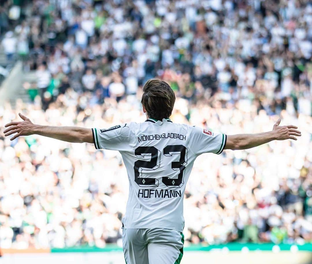 ヨナス・ホフマンのインスタグラム：「Liebe Borussia Fans, ich habe mich aus persönlichen Gründen dafür entschieden den Verein nach 7,5 Jahren zu verlassen.  Die 7,5 Jahre waren geprägt von Stolz, Leidenschaft, Energie, Beharrlichkeit, jede Menge Erfolg aber auch Misserfolg.  Die Entscheidung war keinesfalls einfach, da ich immer betont habe wie wohl ich mich in diesem Verein fühle und was dieser Verein mir alles gegeben hat!  Umso größer ist die Dankbarkeit, die ich spüre und das kommt aus tiefstem Herzen.  Dankbarkeit für Emotionen, Dankbarkeit für eure alltägliche Unterstützung, Dankbarkeit für all die Menschen die mir über die Jahre ans Herz gewachsen sind und zu Freunden wurden und schlussendlich Dankbarkeit das Trikot getragen zu haben. Ich wünsche Borussia alles erdenklich Gute für die kommende Saison und die Zukunft.  Macht‘s gut und bis bald! Euer Hoffi」