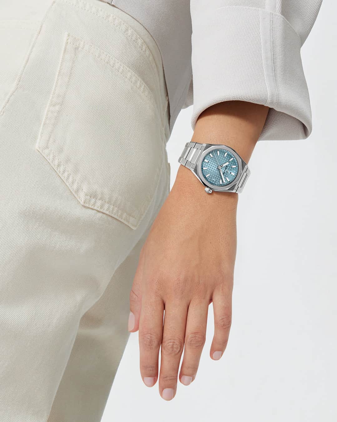 ゼニスのインスタグラム：「#DefySkyline: The purest, most crystalline of blues for the DEFY Skyline Boutique Edition in 36mm, available with or without a diamond-set bezel.」