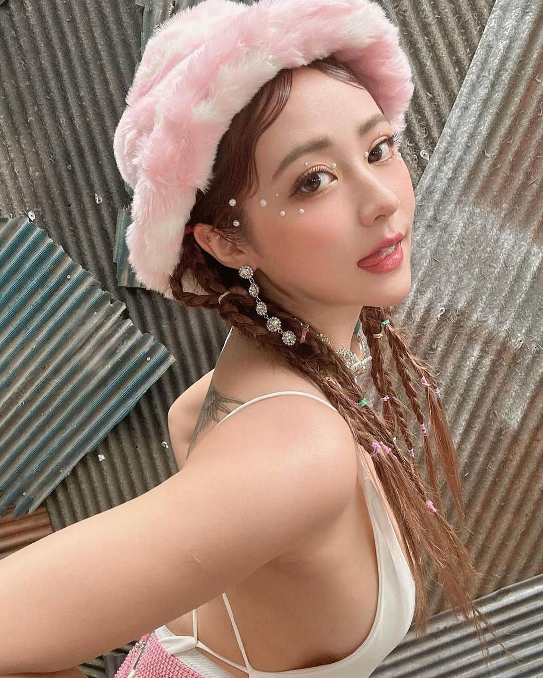 川畑春菜さんのインスタグラム写真 - (川畑春菜Instagram)「… パールmake✴︎✴︎ カラフル🥨ヘアー 🩷💜💛💚🩵  激カワでした😍❤️‍🔥  #ヘアメイク#メイク#アートメイク#y2k#コーラルメイク#パール#てんちむ#ヘアメイク事務所#ヘアメイクパリス#東京ヘアメイク事務所」7月5日 21時04分 - haru_1111