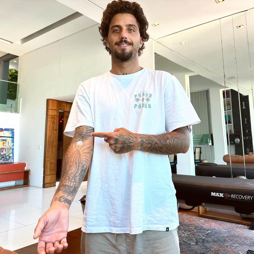 フィリッペ・トレドのインスタグラム：「@beepsaude me salvando com a praticidade! Exames e vacinas em casa com a maior do Brasil, galera!   O meu código FILIPETOLEDO dá 15% de desconto em exames e 5% em vacinas. Cuidar da saúde com eles é fácil demais. Bora aproveitar.」