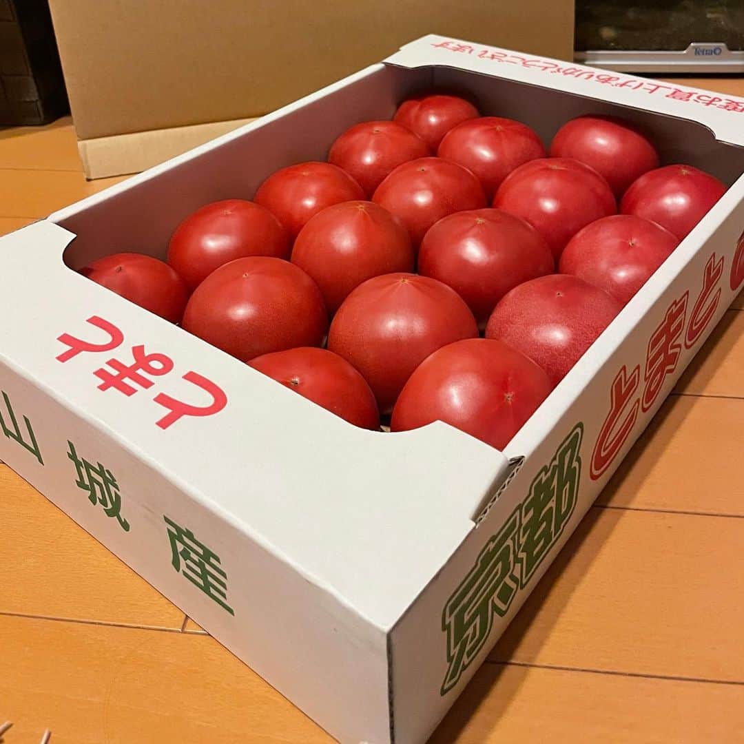 水野真紀さんのインスタグラム写真 - (水野真紀Instagram)「フレッシュトマトジュース🍅  送料はかかってしまうけど💦京都は城陽市・倉田農場の完熟もぎトマトで作るジュースがこの時期のお楽しみ。 この手のジュースを外で飲んだら、、、💰💦😱 ということで毎年取り寄せてガーッと作ります🍅🌀 追記・トマト1000%、いや、100%🍅  #倉田農場」7月5日 21時05分 - maki_mizuno_official