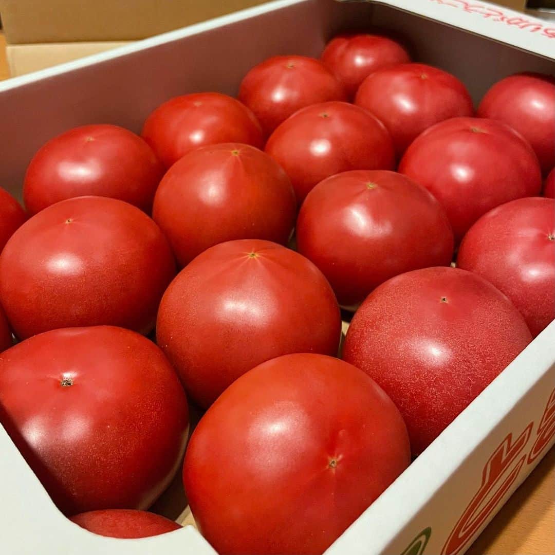 水野真紀さんのインスタグラム写真 - (水野真紀Instagram)「フレッシュトマトジュース🍅  送料はかかってしまうけど💦京都は城陽市・倉田農場の完熟もぎトマトで作るジュースがこの時期のお楽しみ。 この手のジュースを外で飲んだら、、、💰💦😱 ということで毎年取り寄せてガーッと作ります🍅🌀 追記・トマト1000%、いや、100%🍅  #倉田農場」7月5日 21時05分 - maki_mizuno_official