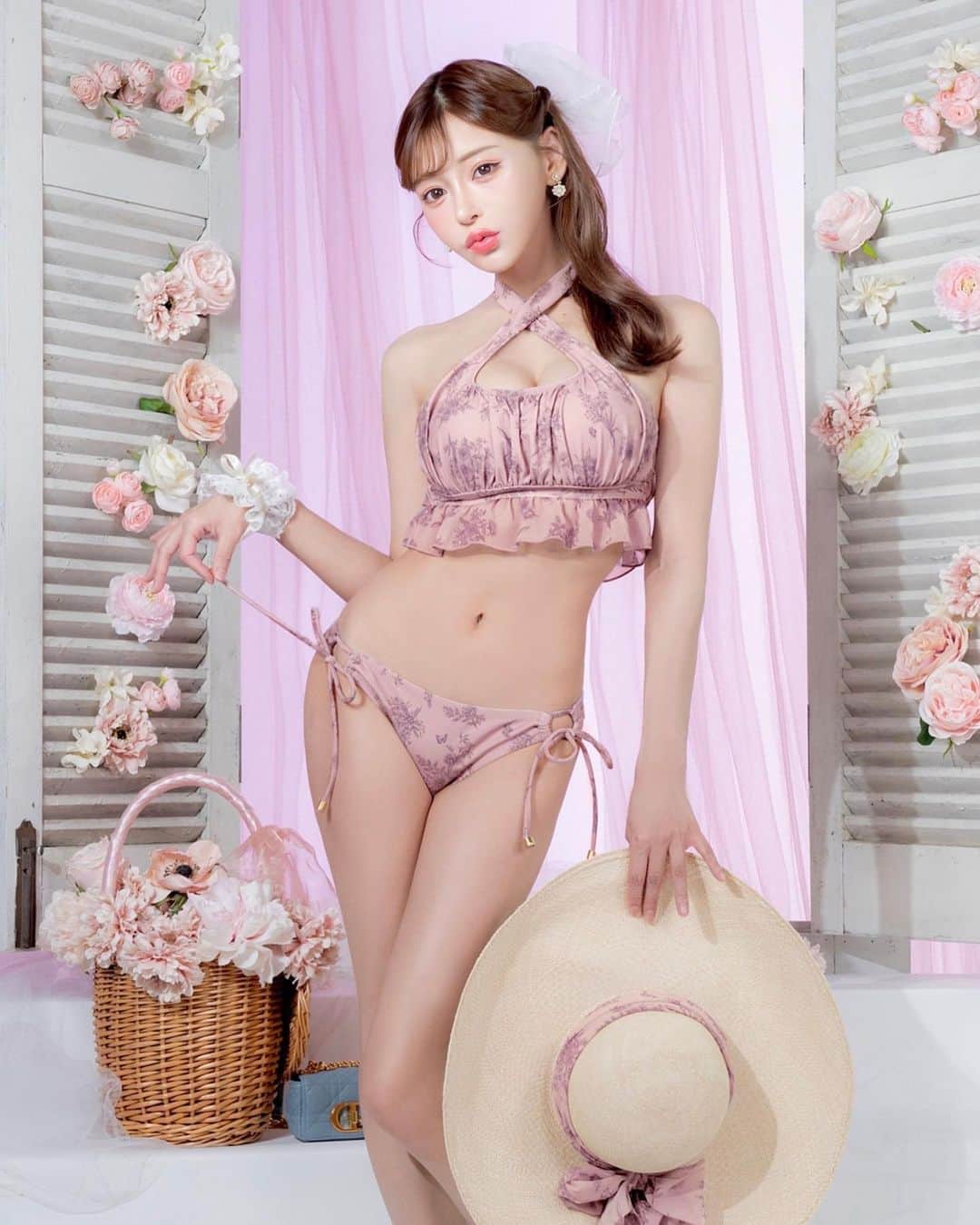 明日花キララのインスタグラム：「2023 ｓｗｉｍ ｗｅａｒ👙  後ろのリボンの垂れを長めにして着るのが可愛くておすすめです🎀 デコルテでクロスさせて首の後ろでリボン結びにして着てね🩷  私もよくサウナに行って水着を着るのですが、パンツに付いているストラップのゴールドパーツはプラスチックに金メッキなのでサウナでも着用できるようにしました🧖‍♀️ 夏は海でもプールでもサウナでもかわいくいたいよね🪽」