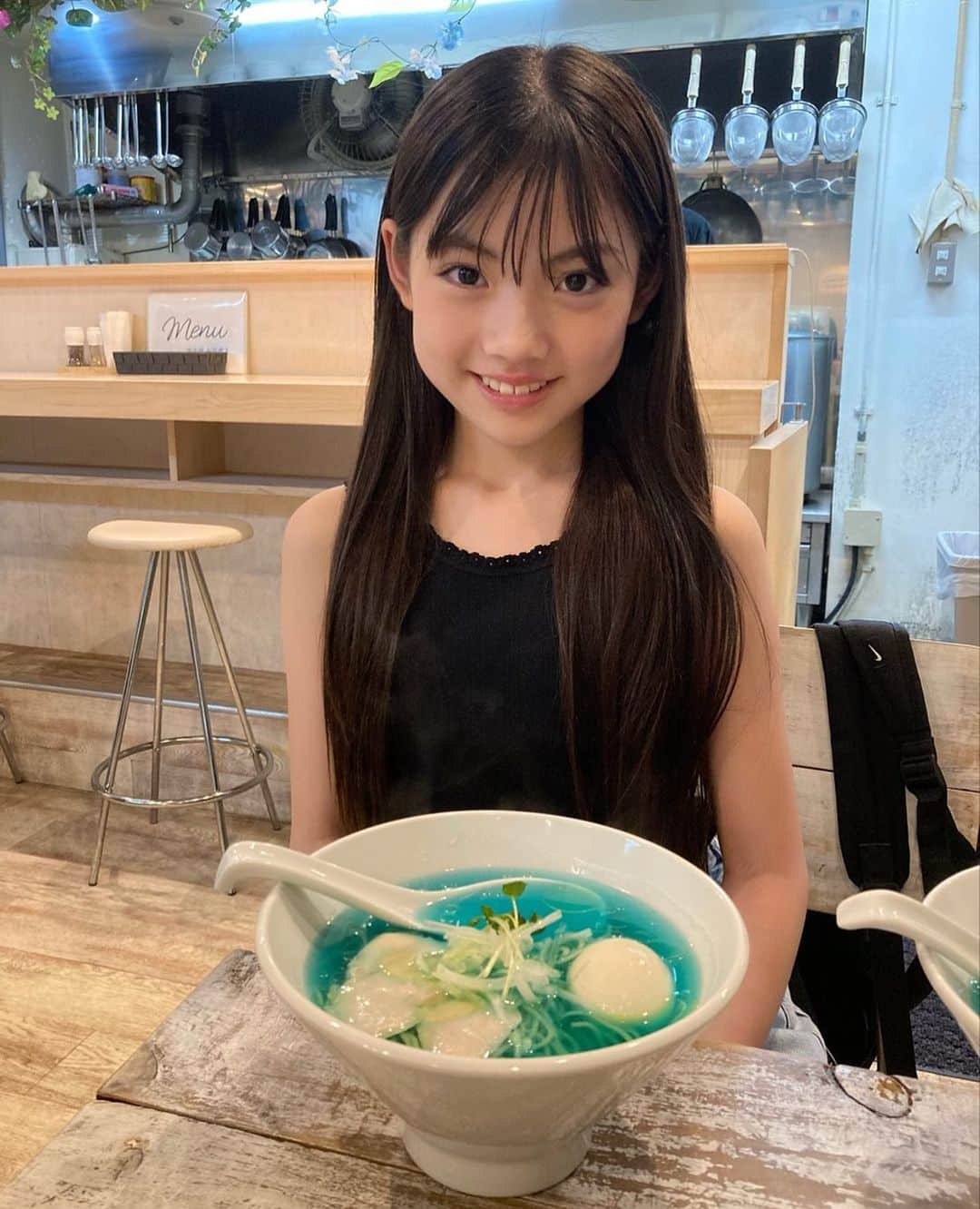 のインスタグラム：「。.:＊・゜♪。.:＊・゜  青いラーメン🩵食べたよ💙  不思議😝  とっても おいしかったよ♡♡  #青いラーメン #小学生女子#女の子コーデ」