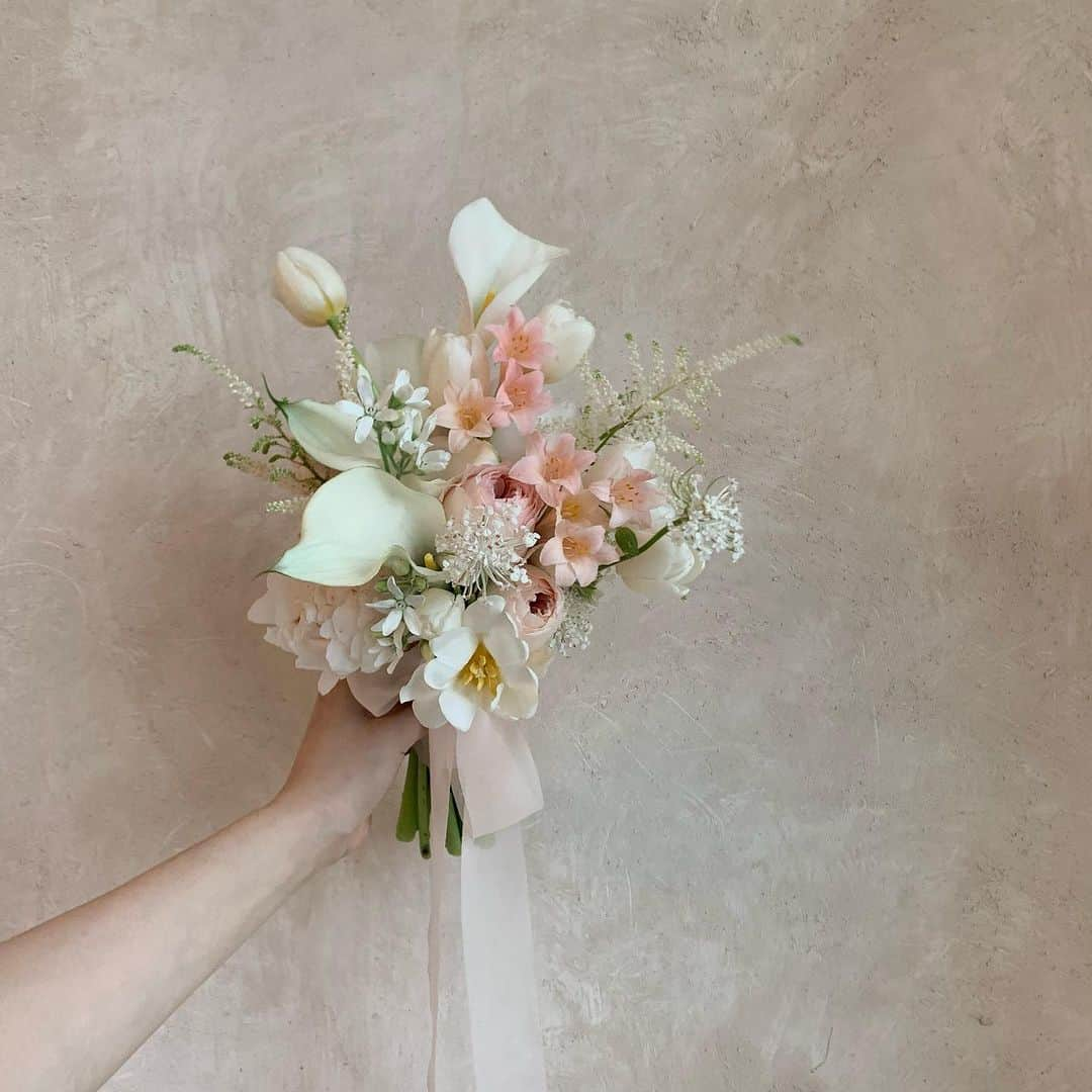 플로리스트 이주연 florist Lee Ju Yeonさんのインスタグラム写真 - (플로리스트 이주연 florist Lee Ju YeonInstagram)「. . Wedding bouquet 🤍 @vanessflower_bouquet  . #바네스부케 #부케 #웨딩부케#본식부케 #촬영용부케 . 바네스플라워 VANESS FLOWER . Katalk ID vaness52 E-mail vanessflower@naver.com . Paypal payment possible . 서울시 중구 청파로464 브라운스톤서울 101동2806호 📞02-545-6813  . #vanessflower #florist #flowershop #handtied #flowerlesson #花束 #바네스플라워 #플로리스트 #꽃다발 #부케 #플로리스트학원 #플라워레슨 #중림동꽃집 #서울역꽃집 #꽃다발주문 #꽃수업 #꽃주문  #프로포즈이벤트  #프로포즈 #기업꽃장식 #기업꽃행사 #기업꽃다발 #프로포즈꽃다발 #졸업식꽃다발」7月5日 21時06分 - vanessflower