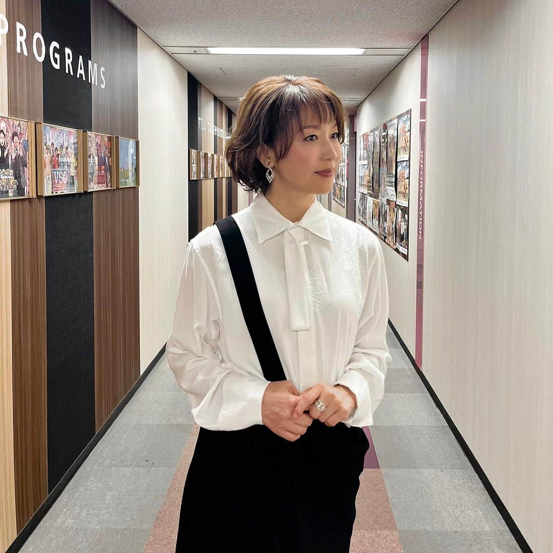 若村麻由美さんのインスタグラム写真 - (若村麻由美Instagram)「❣️先週のポカポカゴールデンの写真です。ご覧くださりありがとうございました。 shirt & skirt：@yohjiyamamotoofficial earring： @vendomeboutique_official ring： @vermillion_jewelry boots：@freelance_paris . .  今年も下半期に入りましたが皆様いかがお過ごしですか？  アタシはとっても嬉しい事がありました〜♡ すばせかの現場に鈴木京香さんから差し入れをいただきました💕ゆっくり静養されながら、先々のお役に向けての準備もされているとのこと、、、本当に本当に本当に良かったです🥰  引き継いだバトンを持って全力疾走中のアタシは、このサプライズに元気百倍となりました❣️  時に走り、時に立ち止まり、この素晴らしき人生に感謝して、今を大切にします✨  #mayumiwakamura #若村麻由美  #毎週木曜 #22時 #放送 #フジテレビ #共同テレビ #連続ドラマ  #木曜劇場 #この素晴らしき世界 #すばせか #ぽかぽかゴールデン」7月5日 21時08分 - mayumiwakamura_official