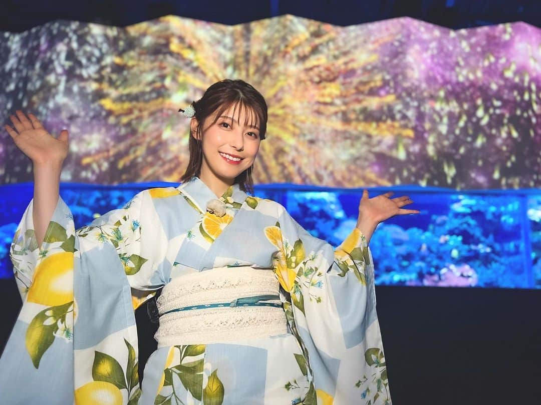 上村彩子のインスタグラム：「. . Nスタの すたすた中継 で、 マクセル アクアパーク品川へ。  デジタルの花火と、海の世界の彩りが とても華やかでした✨  @nst_tbs   👘…ふりふ  #アクアパーク品川 #デジタルアート  #マクセルアクアパーク品川」