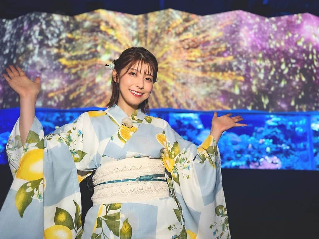 上村彩子のインスタグラム：「. . Nスタの すたすた中継 で、 マクセル アクアパーク品川へ。  デジタルの花火と、海の世界の彩りが とても華やかでした✨  @nst_tbs   👘…ふりふ  #アクアパーク品川 #デジタルアート  #マクセルアクアパーク品川」