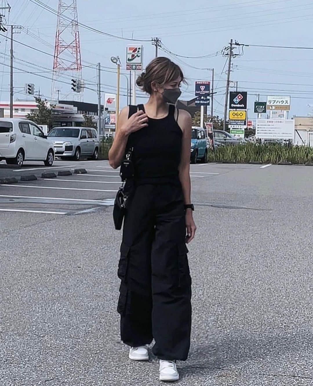 山本明果さんのインスタグラム写真 - (山本明果Instagram)「⠀ ⠀ ⠀ ⠀ @hm のプチプラタンクトップ好き。 ⠀ ⠀ tops / #hm pants / #zara shoes / #nike#aj1 bag / #prada ⠀ ⠀」7月5日 21時11分 - sayaka__sea