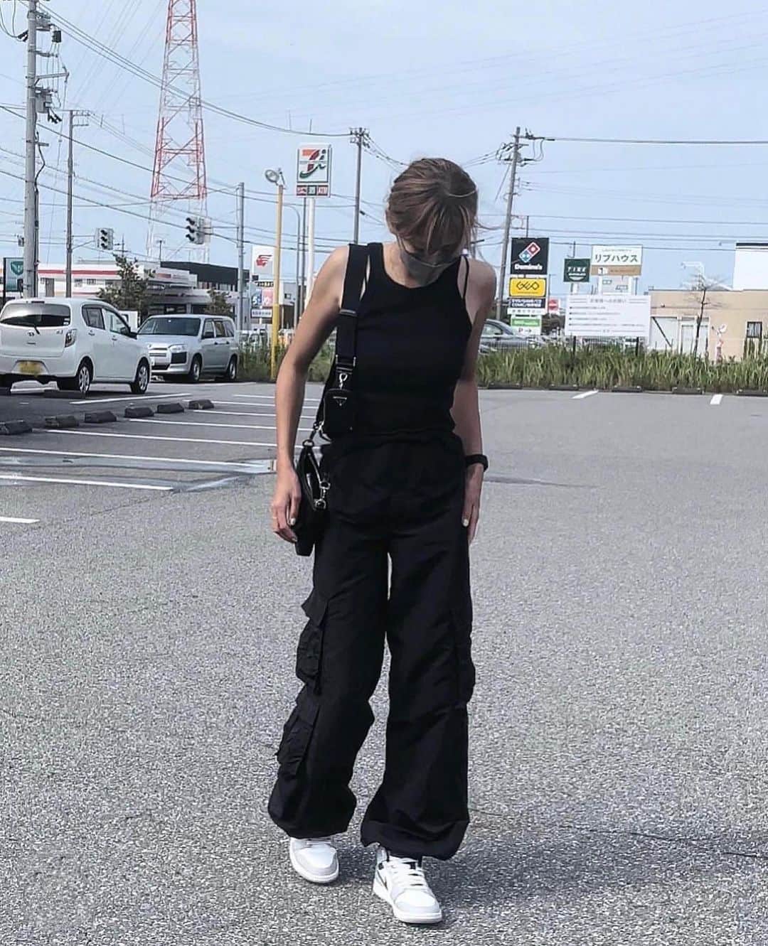 山本明果のインスタグラム：「⠀ ⠀ ⠀ ⠀ @hm のプチプラタンクトップ好き。 ⠀ ⠀ tops / #hm pants / #zara shoes / #nike#aj1 bag / #prada ⠀ ⠀」