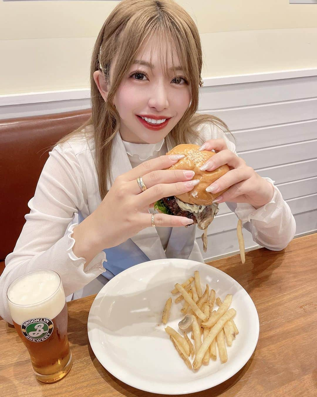 HANAさんのインスタグラム写真 - (HANAInstagram)「･ ･ 最近ハンバーガー大好き🍔🫶 ･ この日つけてるカラコンは クレアコンタクトのリッチブラウン🤎 ･ 化粧ナチュラルなのにぱっちりデカ目になる🥹 レーシックしてからカラコンつけると ゴロゴロしがちだったけどこれは つけ心地めっちゃいい( ੭ ˙꒳​˙ )੭♡ ･ 3980円で1年使用👀🌈 コスパもめっちゃよくておすすめ❣️ ･ ･  PR @claracontact #カラコン通販 #韓国カラコン #盛れるカラコン #モテカラコン #おすすめカラコン #カラコン紹介 #カラコンショップ」7月5日 21時13分 - hnmr__100