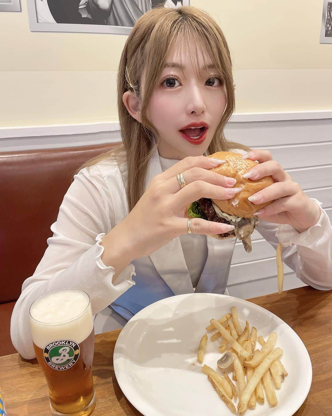 HANAさんのインスタグラム写真 - (HANAInstagram)「･ ･ 最近ハンバーガー大好き🍔🫶 ･ この日つけてるカラコンは クレアコンタクトのリッチブラウン🤎 ･ 化粧ナチュラルなのにぱっちりデカ目になる🥹 レーシックしてからカラコンつけると ゴロゴロしがちだったけどこれは つけ心地めっちゃいい( ੭ ˙꒳​˙ )੭♡ ･ 3980円で1年使用👀🌈 コスパもめっちゃよくておすすめ❣️ ･ ･  PR @claracontact #カラコン通販 #韓国カラコン #盛れるカラコン #モテカラコン #おすすめカラコン #カラコン紹介 #カラコンショップ」7月5日 21時13分 - hnmr__100