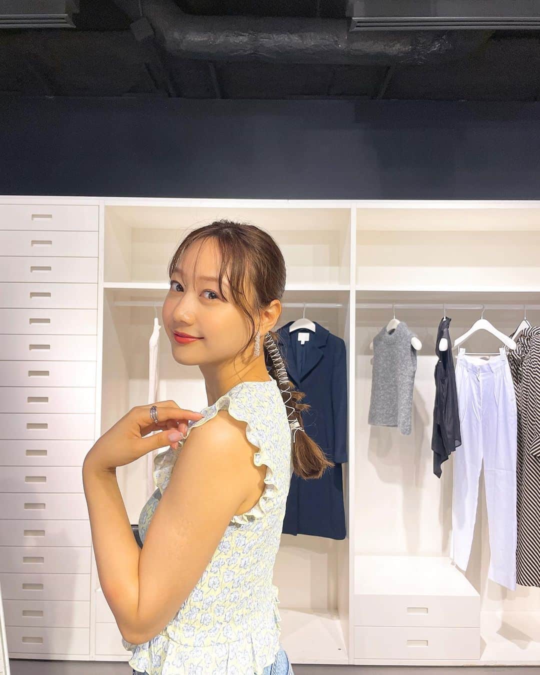 高田秋のインスタグラム：「今日はお仕事の後にH&Mのプレスへ お邪魔してきました💙 可愛いお洋服が沢山で幸せでした〜👏💙 @hm   今日みたいな天気でもマツパすると メイクが楽＆雨でもカールが落ちなくて最高👏 @u__.elizabeth 🙏🍓」