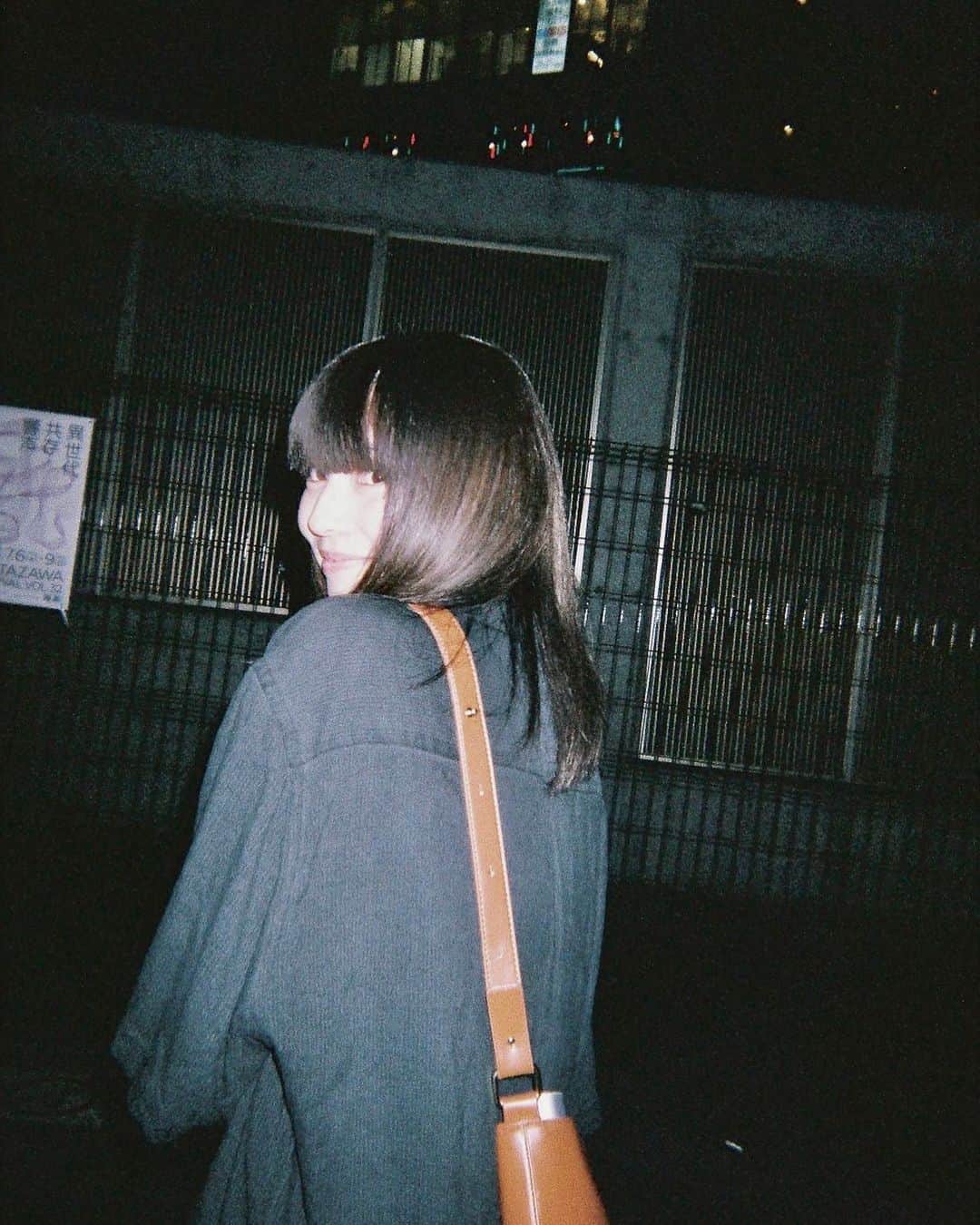 のインスタグラム：「週の真ん中。今週もあと半分頑張るぞ~！🫶🏻 前髪割れてるけど気にしないでね。 #あずふぃるむズ」