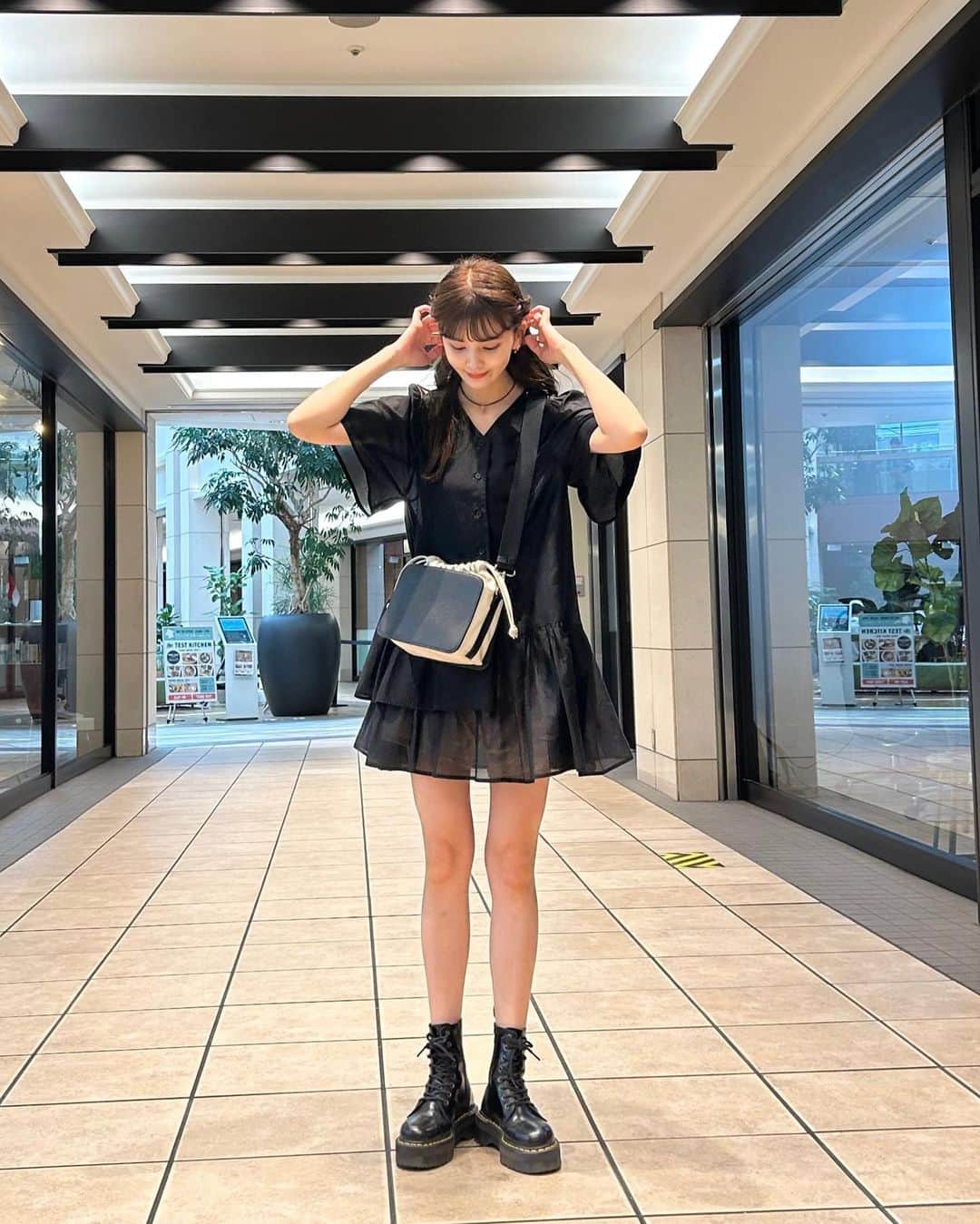 村田倫子さんのインスタグラム写真 - (村田倫子Instagram)「ミニワンピ着るの久々🐈‍⬛!!  裾の段々フリルがとても可愛くて お気に入りなidemの新作です。 …ミニワンピと見せかけて 実はチュニックブラウスなので パンツ合わせもおすすめです☺︎ (手堅く2way🫥)  明日、@idem__sub に ブラウスバージョンの着用アップしますね。  7月も新作もりだくさん。 今日の発売もとても好評で 嬉しいです…🥲💓  今、AW後半戦の企画デザインで アイディアに手こずってるけど 発売日はパワーもらえるので 頑張ります！！！！🫨  code  one-piece #idem boots #drmartens  bag #idem (coming soon) necklace #theatreproducts」7月5日 21時16分 - rinco1023