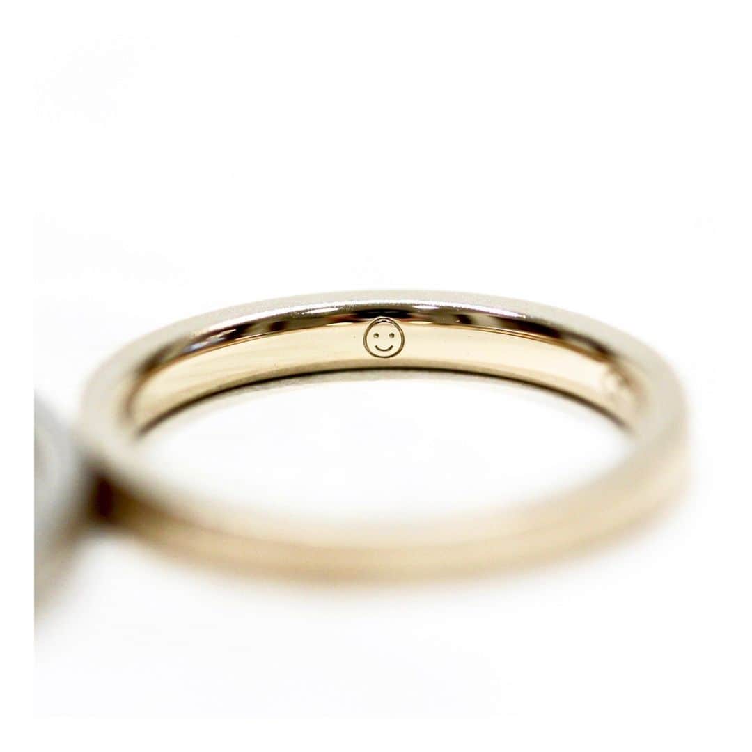 ith / イズ オーダメイド結婚指輪さんのインスタグラム写真 - (ith / イズ オーダメイド結婚指輪Instagram)「刻印は、スマイルマークをひとつ。 このマークを見れば、いつでも笑顔になれそうですね。  “ithでしか選べないデザインがいいね”  そんなお二人の気持ちが重なった結婚指輪は、 職人が金槌で叩いて 表面の質感を作り上げた《レグナ》です。   デザインも刻印も、心温まるデザインで お仕立てしました。  ▽ 指輪について 結婚指輪(男性)：レグナ  K18WG：154,000円〜  結婚指輪(女性)：レグナ  K18CG：125,000円〜  お問い合わせコード：22142  *********************************** ⧉ ith 公式WEB  @ith_marriage アカウントTOPへ 　 ☞ プロフィールURLをタップ  ⧉ 公式ハッシュタグ   ☞ #イズマリッジ   ⧉ 暮らしに寄り添うジュエリー  ith online store ☞  @ith_jewelry   ***********************************  #結婚指輪 #マリッジリング  #シャンパンゴールド #柏 #カスタマイズ #オーダーメイド #オーダーメイドリング #手仕事 #結婚指輪オーダー #アトリエ #ゴールドリング  #ダイヤモンド #結婚指輪探し #結婚指輪選び #指輪選び #指輪探し #結婚準備 #婚約 #プロポーズ #プレ花嫁  #花嫁準備 #2023秋婚 #2023冬婚  #2024春婚 #2024夏婚 #職人 #スマイル #刻印」7月5日 21時20分 - ith_marriage