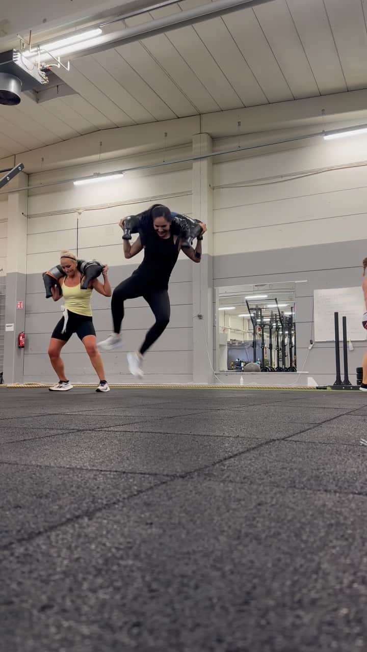 チャチー・ゴンザレスのインスタグラム：「One last workout with Coach Kipa before our LA trip 💪🏼 ya girl was pushing and pulling MORE than competition weight today!! kiitos @kipatiivola for always encouraging me to find my strength and for always dancing it out with me 💃🏻」