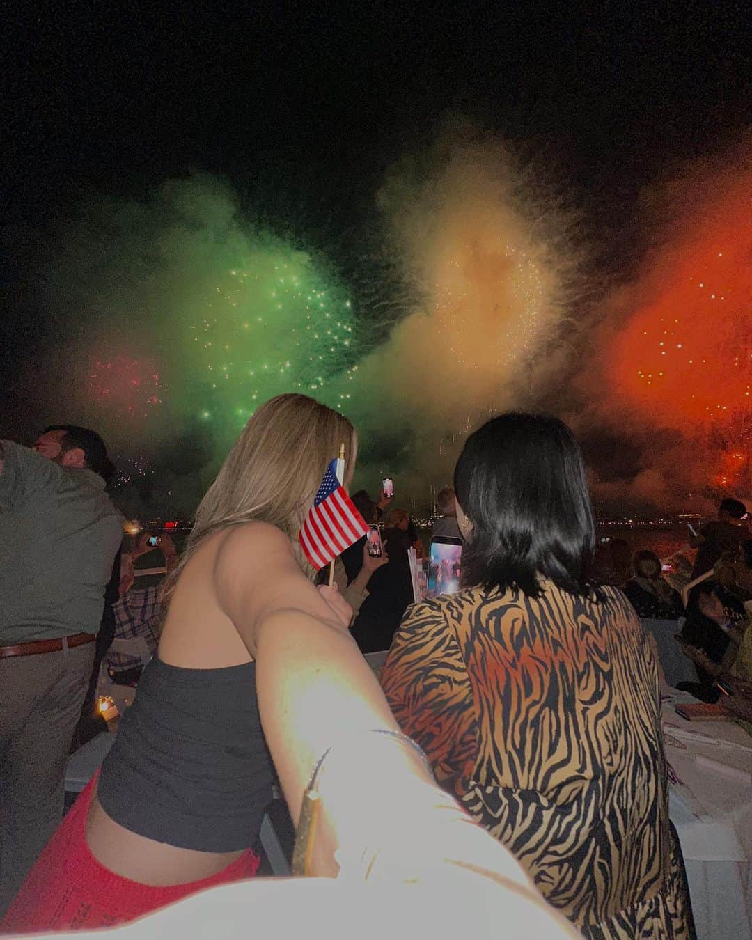 植野有砂さんのインスタグラム写真 - (植野有砂Instagram)「Happy 4th 🇺🇸💙♥️ watching fireworks at the riverside was so exciting 🥹💕💕 ニューヨーク初日は @watanabenaomi703 さんと一緒に4th of Julyの花火を観に行ったよ🎆首が追いつかないくらいの特等席で夢のようでした🥹直美さん、  @tomonyhappy さんありがとうございました😍🎆💕あ〜楽しかった初日から大満喫😍」7月5日 21時21分 - alisaueno
