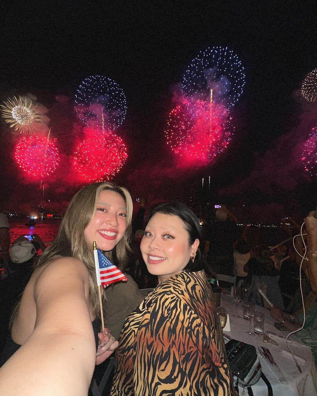 植野有砂さんのインスタグラム写真 - (植野有砂Instagram)「Happy 4th 🇺🇸💙♥️ watching fireworks at the riverside was so exciting 🥹💕💕 ニューヨーク初日は @watanabenaomi703 さんと一緒に4th of Julyの花火を観に行ったよ🎆首が追いつかないくらいの特等席で夢のようでした🥹直美さん、  @tomonyhappy さんありがとうございました😍🎆💕あ〜楽しかった初日から大満喫😍」7月5日 21時21分 - alisaueno