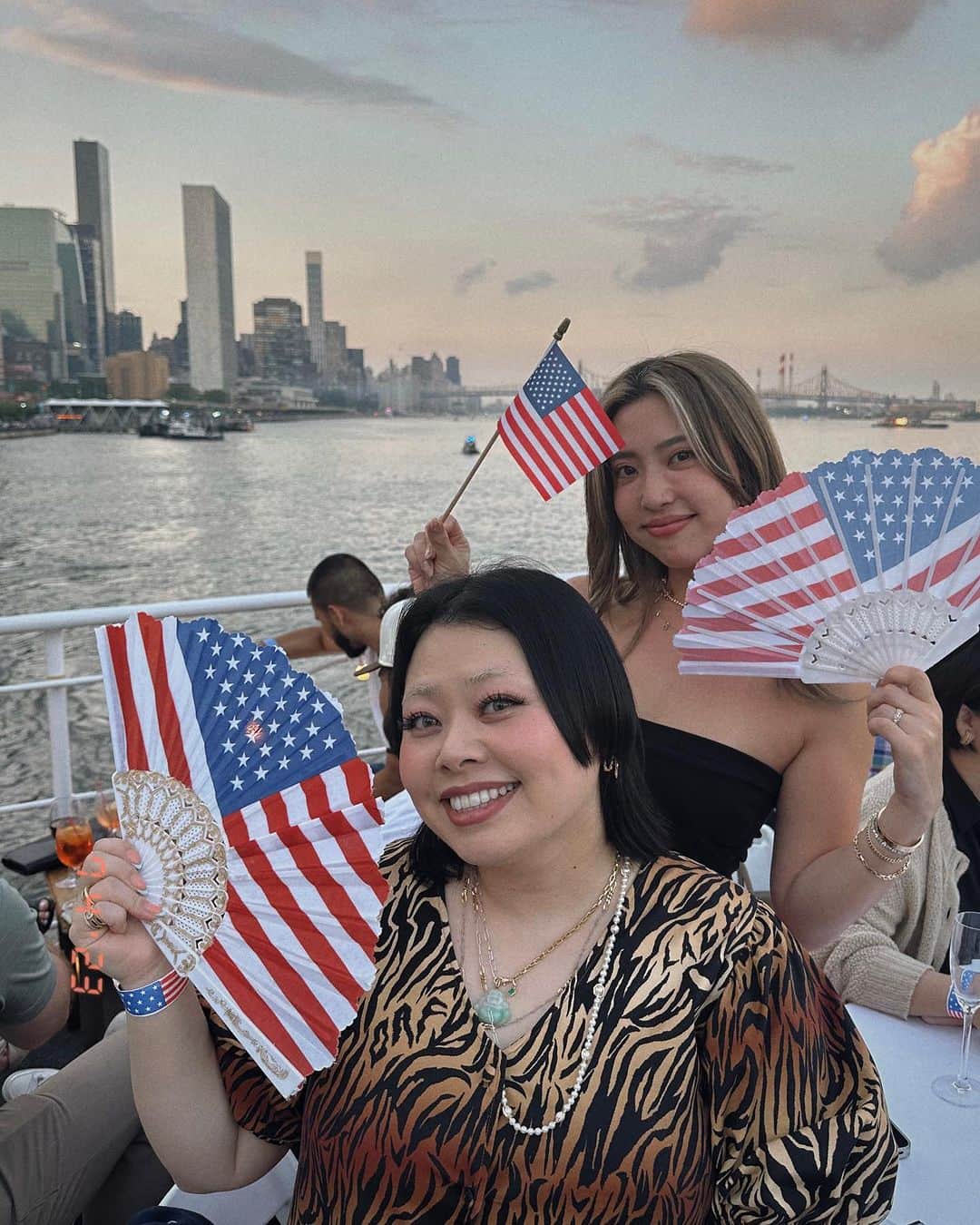 植野有砂のインスタグラム：「Happy 4th 🇺🇸💙♥️ watching fireworks at the riverside was so exciting 🥹💕💕 ニューヨーク初日は @watanabenaomi703 さんと一緒に4th of Julyの花火を観に行ったよ🎆首が追いつかないくらいの特等席で夢のようでした🥹直美さん、  @tomonyhappy さんありがとうございました😍🎆💕あ〜楽しかった初日から大満喫😍」