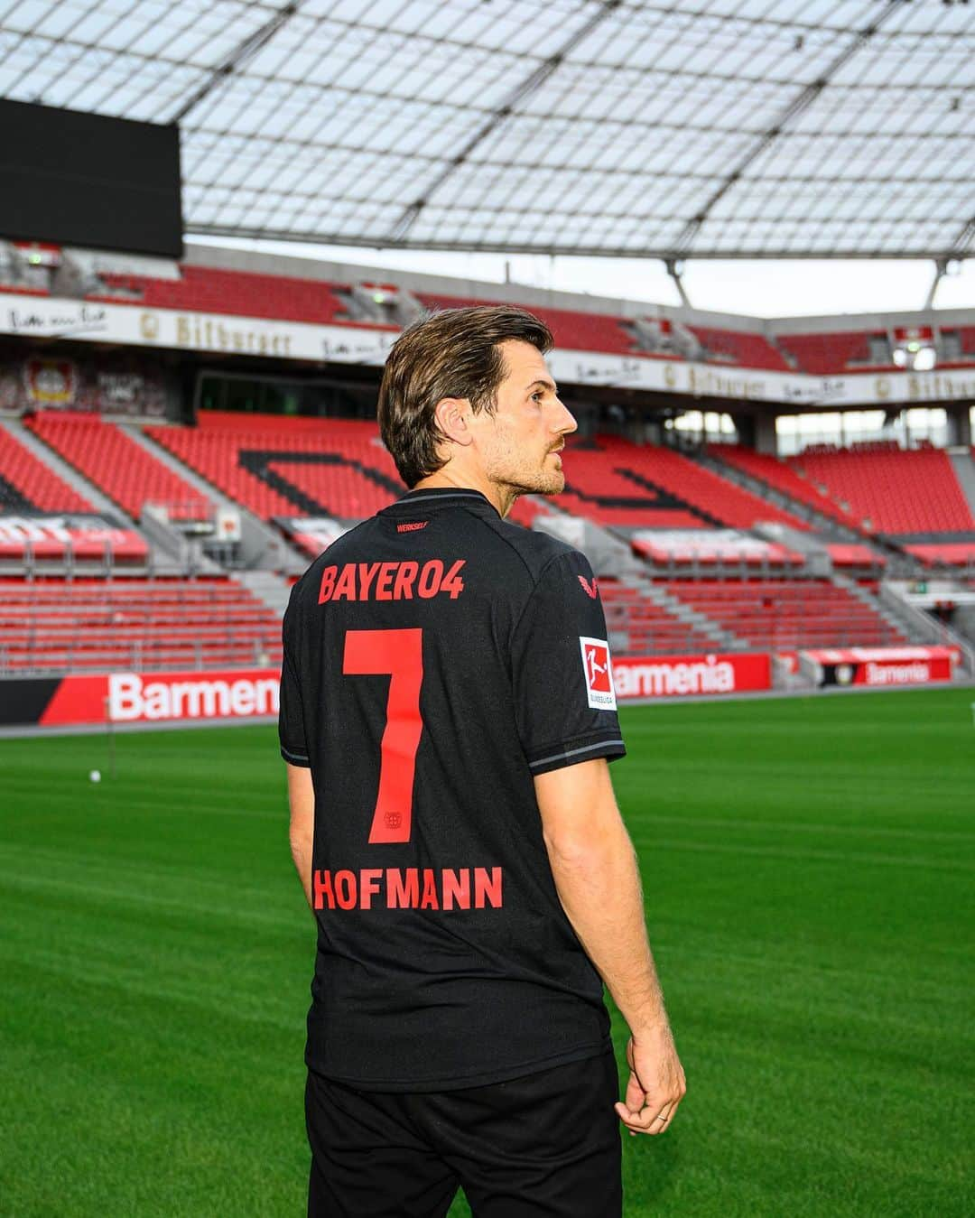 ヨナス・ホフマンのインスタグラム：「Our new number 7! 😍  #Hofmann2027 #Bayer04 #Werkself」