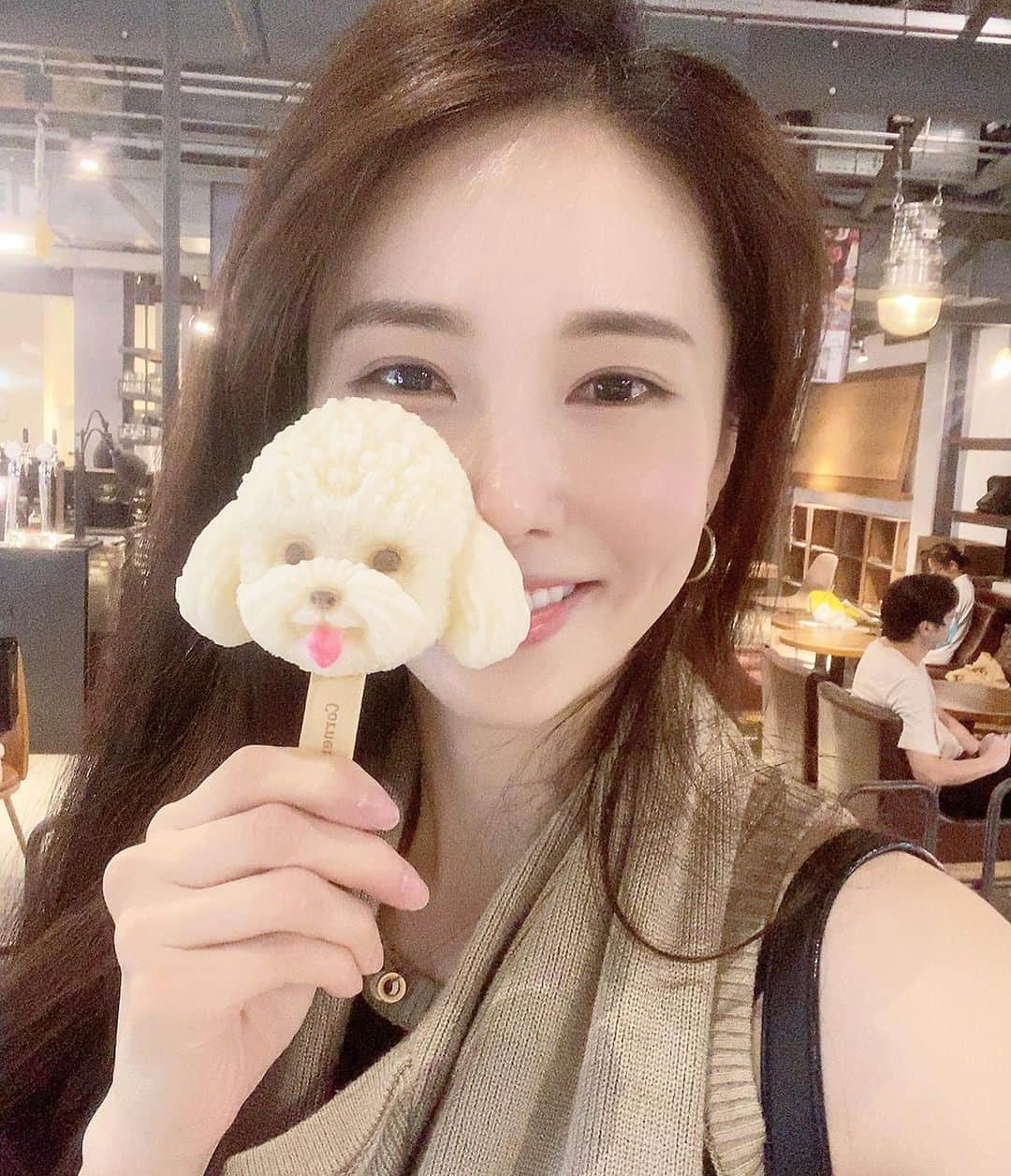 リンジのインスタグラム：「🍦세상에나 마상에나 ㅜㅜ 미안해 아이스크림아  #icecream  #강아지아이스크림#너무이쁘게생겼어 #이걸어떻게먹어#미안해#sosorry#ㅜㅜ 근데#바닐라맛 🫢」