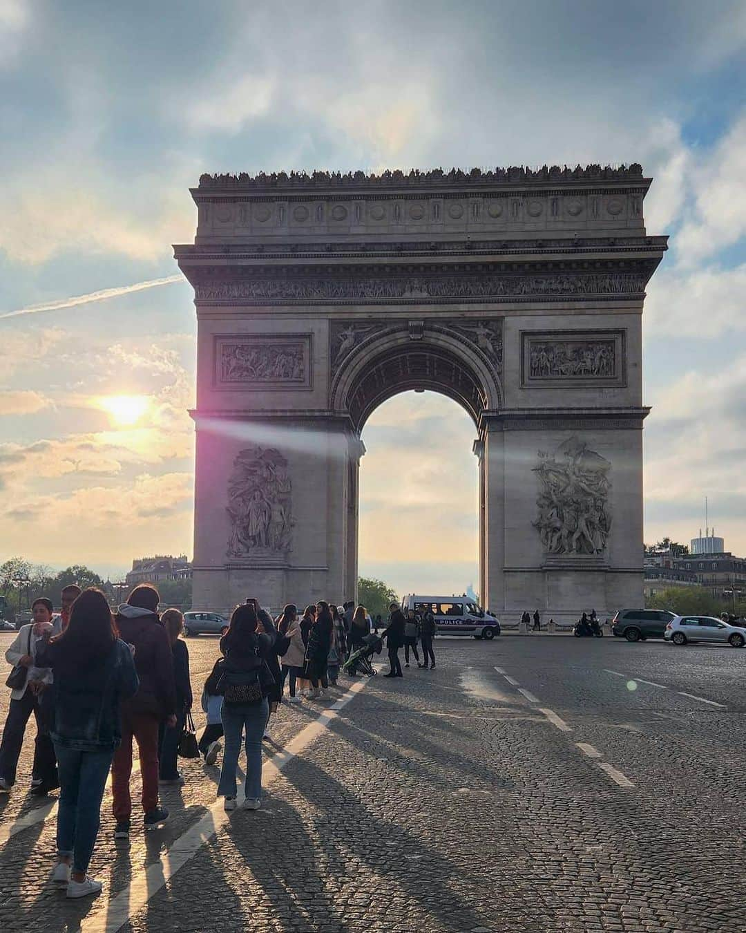 阪急交通社 旅コーデのインスタグラム：「今日は社員より💁🏻‍♀️ パリ🇫🇷のド定番ではずせないスポット、凱旋門とシャンゼリゼ通り✨ そして凱旋門に登ると一望できるパリの街をお届け💌💕  凱旋門はパリミュージアムパスを持っていると予約不要で、週末など長蛇の列になる時も列をスキップして登れるのでとっても便利です😉👌❤️‍🔥  #阪急交通社 #旅コーデ #tabicoorde #旅好きな人と繋がりたい #海外旅行 #旅行 #女子旅 #女子旅行 #フランス#フランス旅#パリ#凱旋門#france#paris#thearcdetriomphe#ChampsElysées#traveltherenext #trip #travel #tripgram #travelphotography」