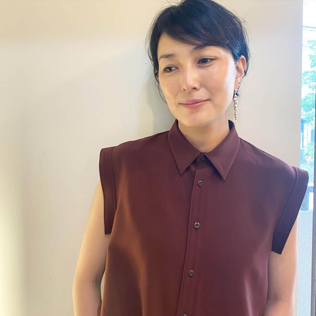 板谷由夏 のインスタグラム：「人生の先輩たちが 無理しちゃダメよ。ってかけてくれる言葉の意味が 最近しみじみと沁みるのだ。 そういう年齢っちゃあ、年齢だけど 去年あたりからわたしのテーマはそれ。 無理はしない。 頑張らなくていいときもある。忍耐はたまにポイっ笑 ということで、お茶碗洗わず寝ます。 早めにたまには寝ちゃいましょ！ SINME @sinmedenim  バンドスリーブブラウス たまにはこんな色もいい。」