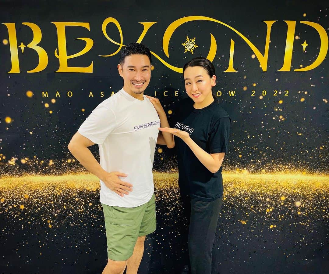 下村一喜さんのインスタグラム写真 - (下村一喜Instagram)「本日は#浅田真央 姫の話題のアイスショー#BEYOND を観劇致しました。  『私の全てを注ぎ込んだ！毎公演、130%の 力を出して踊っている！』と言うお言葉そのままに、 振り付け、演出、照明、映像、衣装、音響、 舞台セット！ そして#座長 真央姫を含め11名の見事なスケーターの方々の華麗と、これ以上は無いと云う程のテクニック！  総てが破格のスケールで夢のようなキラキラ としたショーでした‼️  大好評につき千秋楽公演 ✨BEYOND THE FINAL✨が 7月17日まで#アリーナ立川立飛  にて公演されます。 是非、御覧になって下さいませ。  ジャズ、ポップス、タンゴ、 オペラ、クラッシック、コンテンポラリー と流麗に豪華にシーンが変わって行くのですが、その中で  #シェヘラザード  （とても妖艶で躍動的で綺麗でした！） #白鳥の湖  （黒鳥の32回転の#グランフェッテ  それをスケートリンクでダイナミックに実現し 舞った圧巻の華やかさと技術を持つ真央姫！）  そして#氷の上 で、11人のスケーターの方々がビタっ！と一糸乱れずユニゾンで踊る美しさ🌹  真央姫の美意識が詰まった『絢爛な世界』 を魅せて下さり、ありがとうございました‼️  #maoasada  @maoasada2509  #beyondmaotour  @beyond__maotour  #生ける伝説 であり#日本の宝   #柴田嶺 @ryo_shibata_skate   #下村一喜 #kazuyoshishimomura  #photographer #写真家」7月5日 21時24分 - kazuyoshi_shimomura