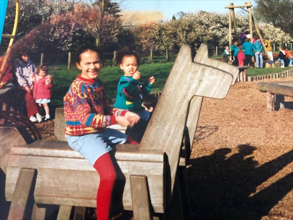 ナタリー・エマニュエルのインスタグラム：「Happy Birthday to my big sister Louise!!! Always my teacher, always my protector, always my inspiration, forever my first best friend… 😭🥰😍❤️ LOOK AT THE GARMS THO?!?! 😎😎😎🤣🤣🤣 #90sbabies」